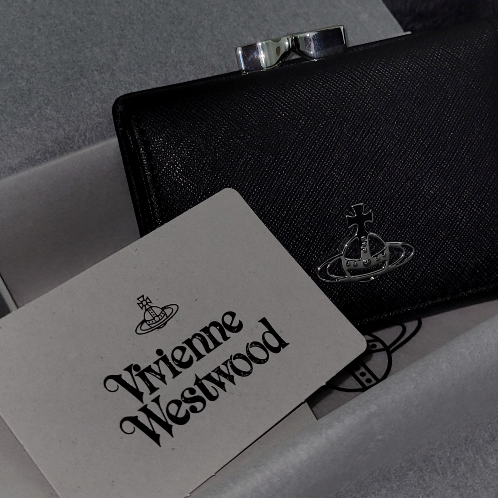 Vivienne Westwood Saffiano Biogreen Small Frame Wallet Black 착용 스타일