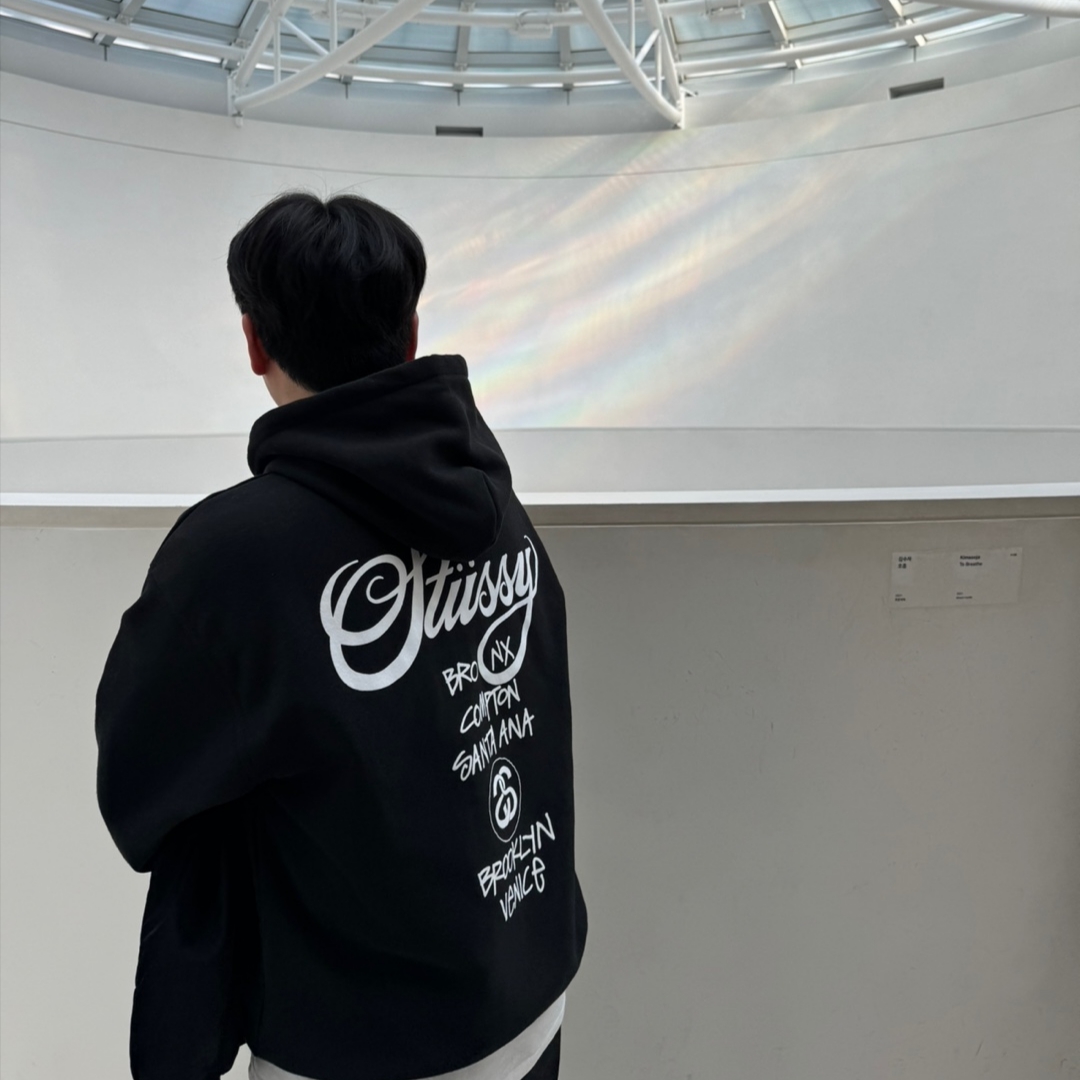 Stussy World Tour Hoodie Black 2023 착용 스타일 - 1