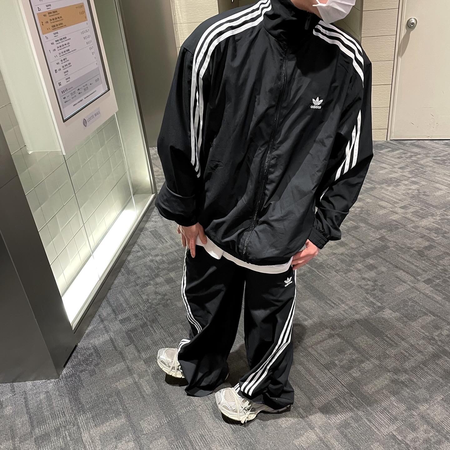 (W) Adidas Adilenium Oversized Track Top Black - KR Sizing, Balenciaga 3XL Sneakers Light Beige 착용 스타일 - 1