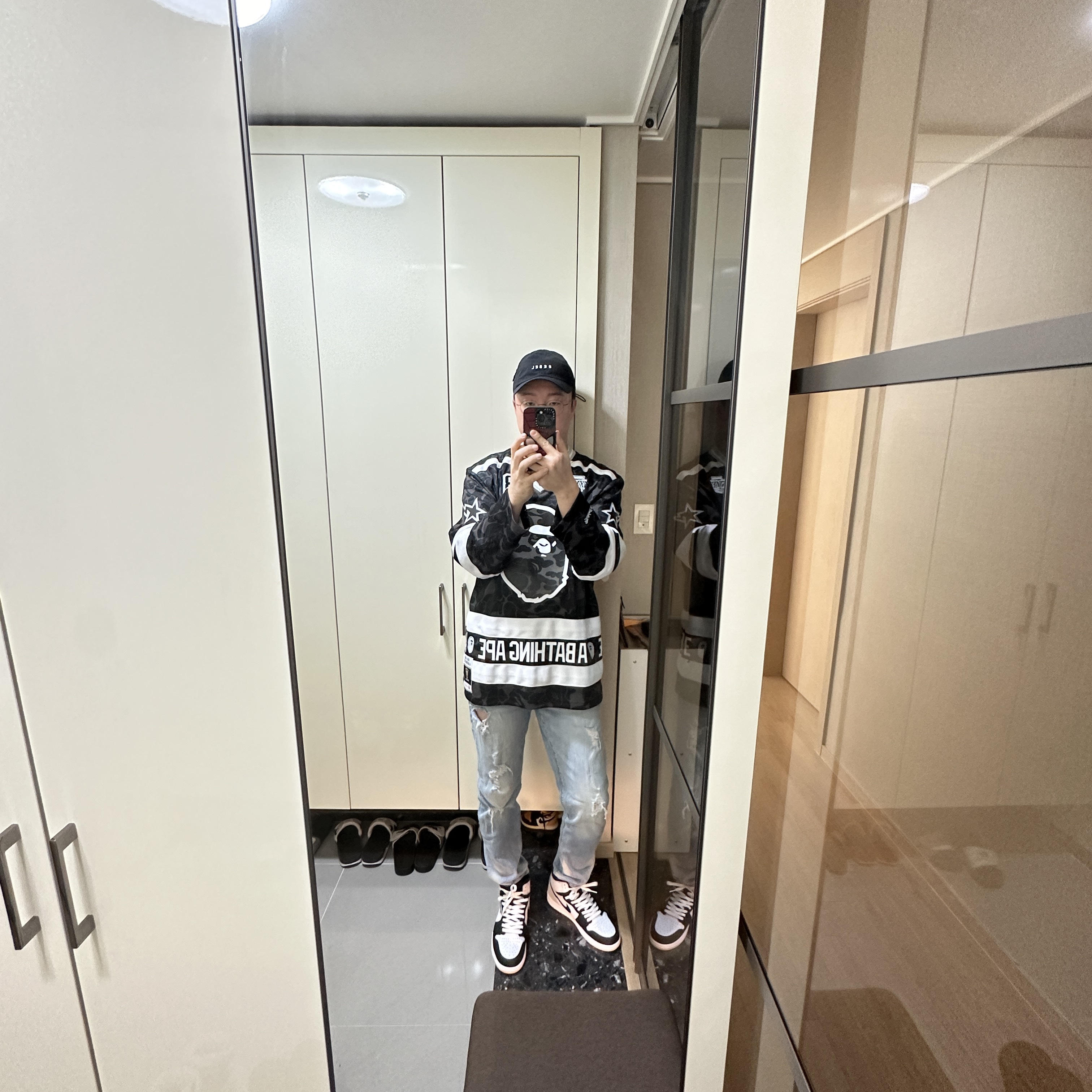 Jordan 1 Retro High OG Bleached Coral, BAPE x Mitchell & Ness NHL Los Angeles Kings Mesh Hockey Jersey Long Sleeve T-Shirt Black 착용 스타일