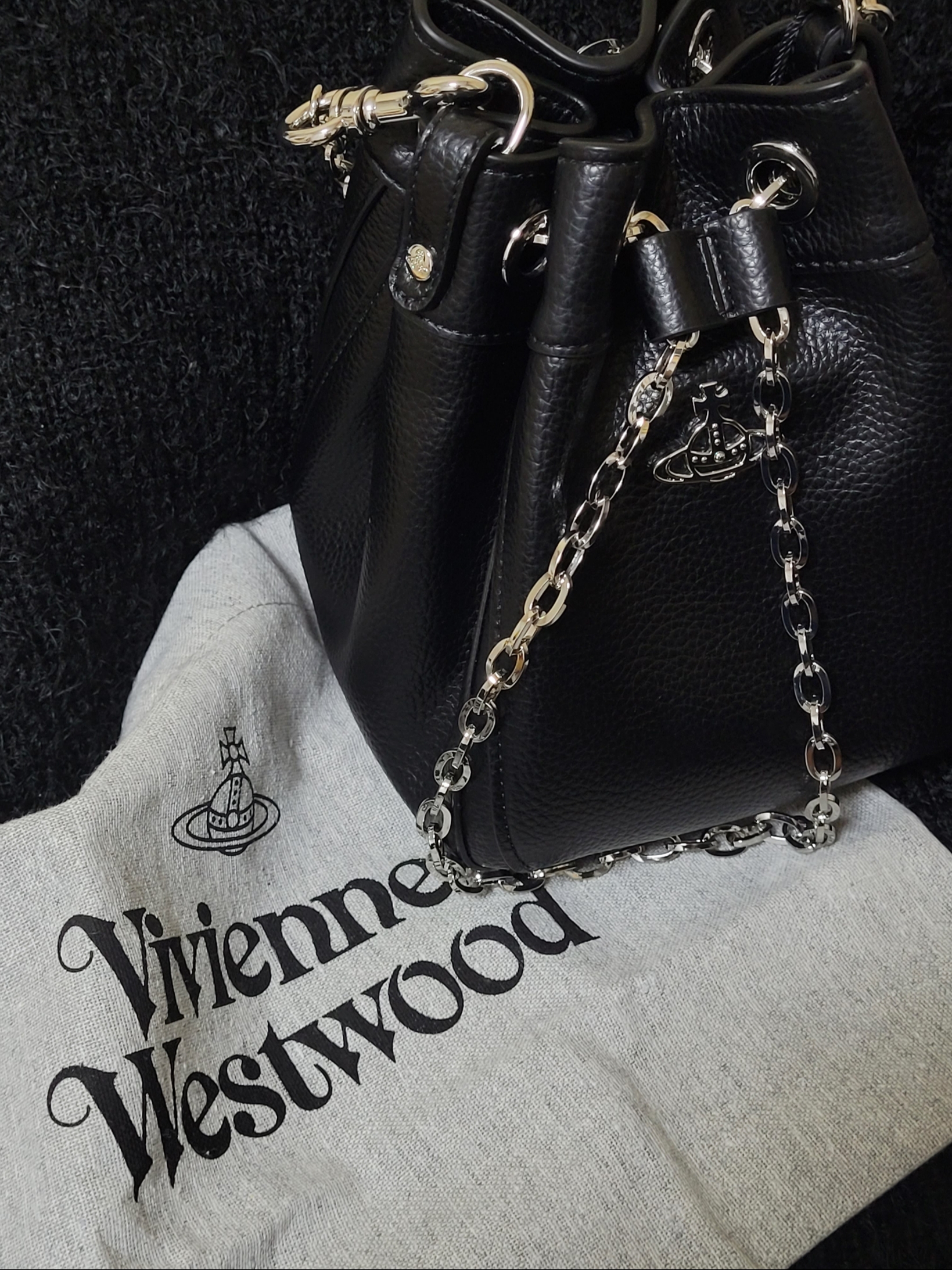 Vivienne Westwood Chrissy Small Bucket Bag Black 착용 스타일