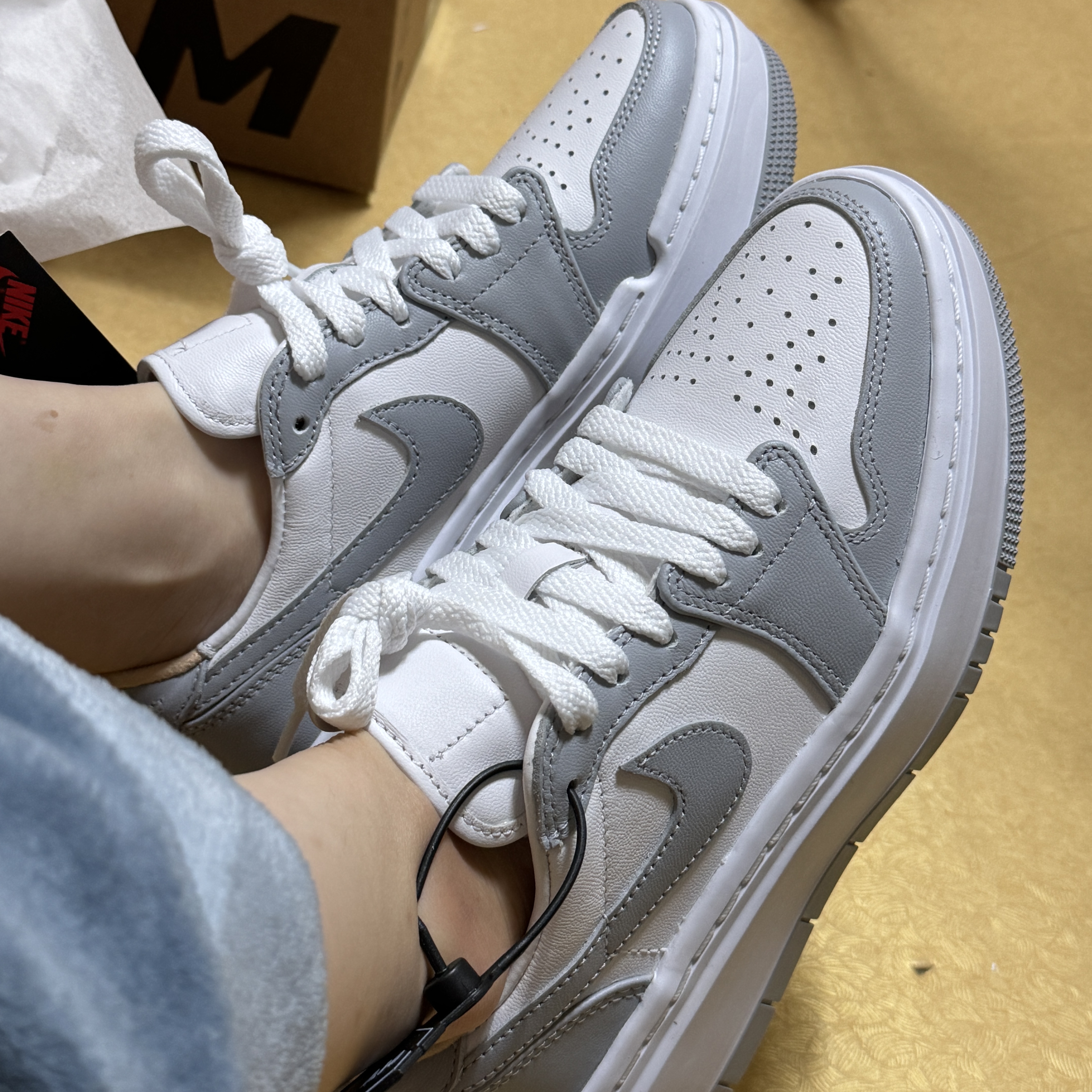 (W) Jordan 1 Elevate Low White and Wolf Grey 착용 스타일