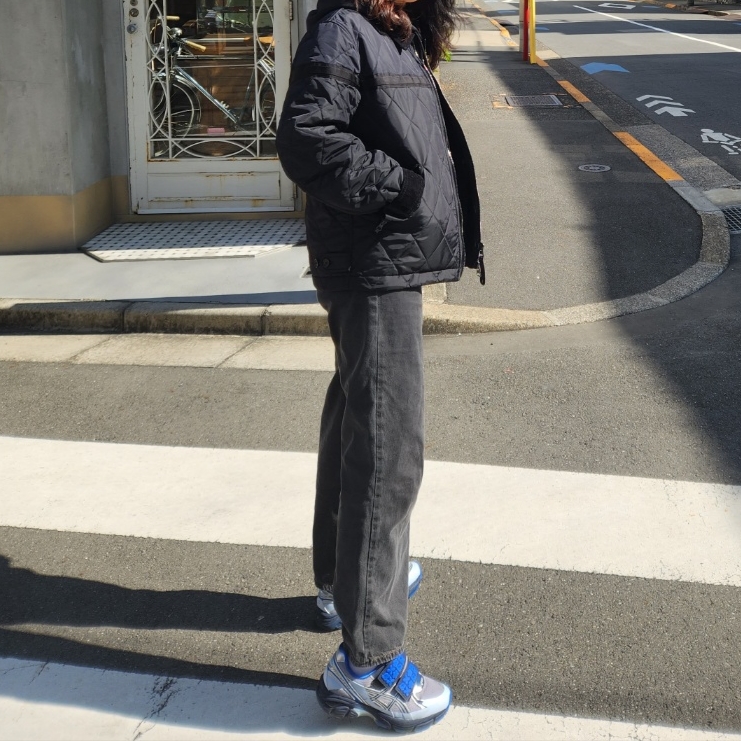 아식스 x 세실리에 반센 GT-2160 퓨어 실버 미드나잇, 버버리 코듀로이 칼라 다이아몬드 퀼티드 반 자켓 블랙 착용 스타일 - 3