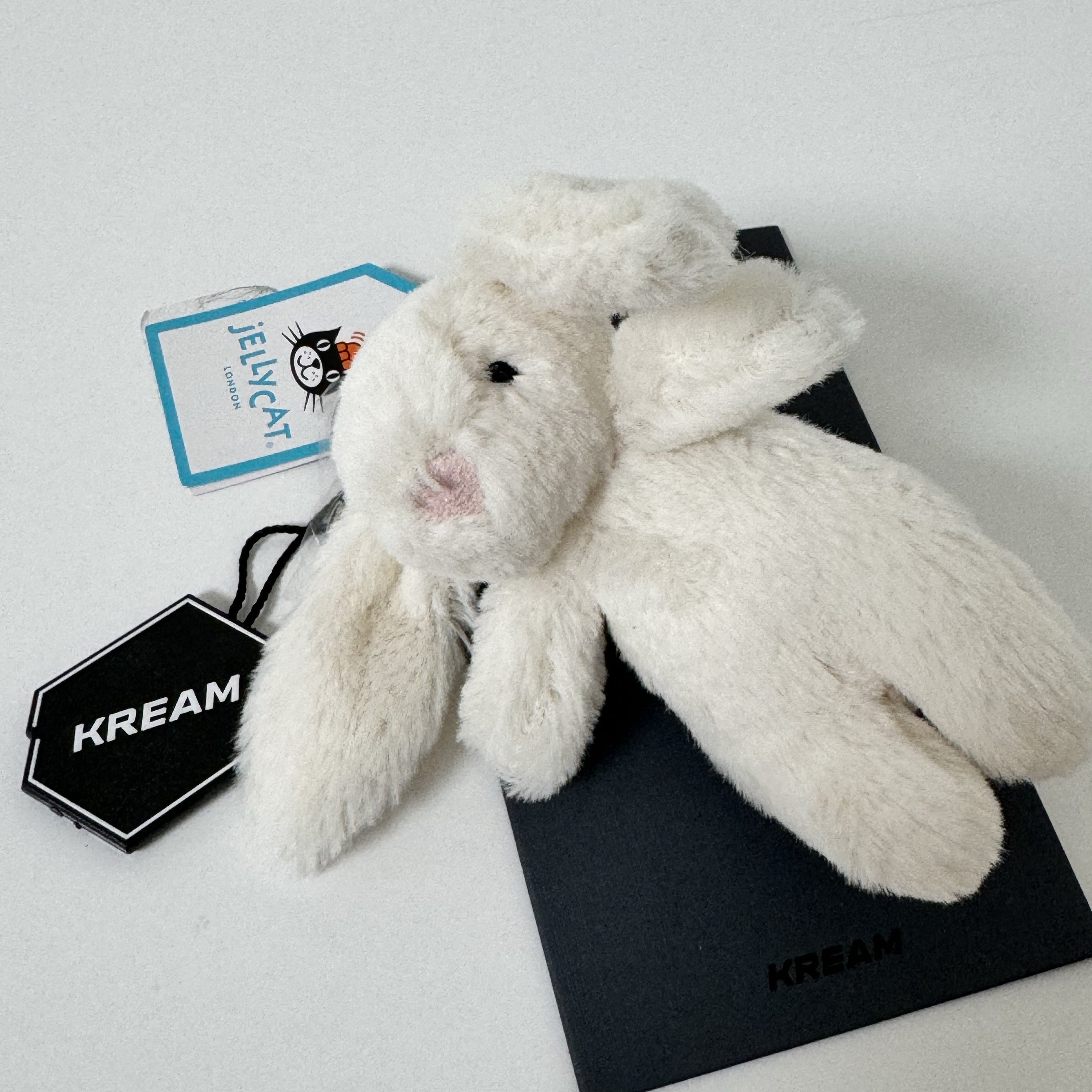 Jellycat Bashful Bunny Bag Charm Cream 착용 스타일