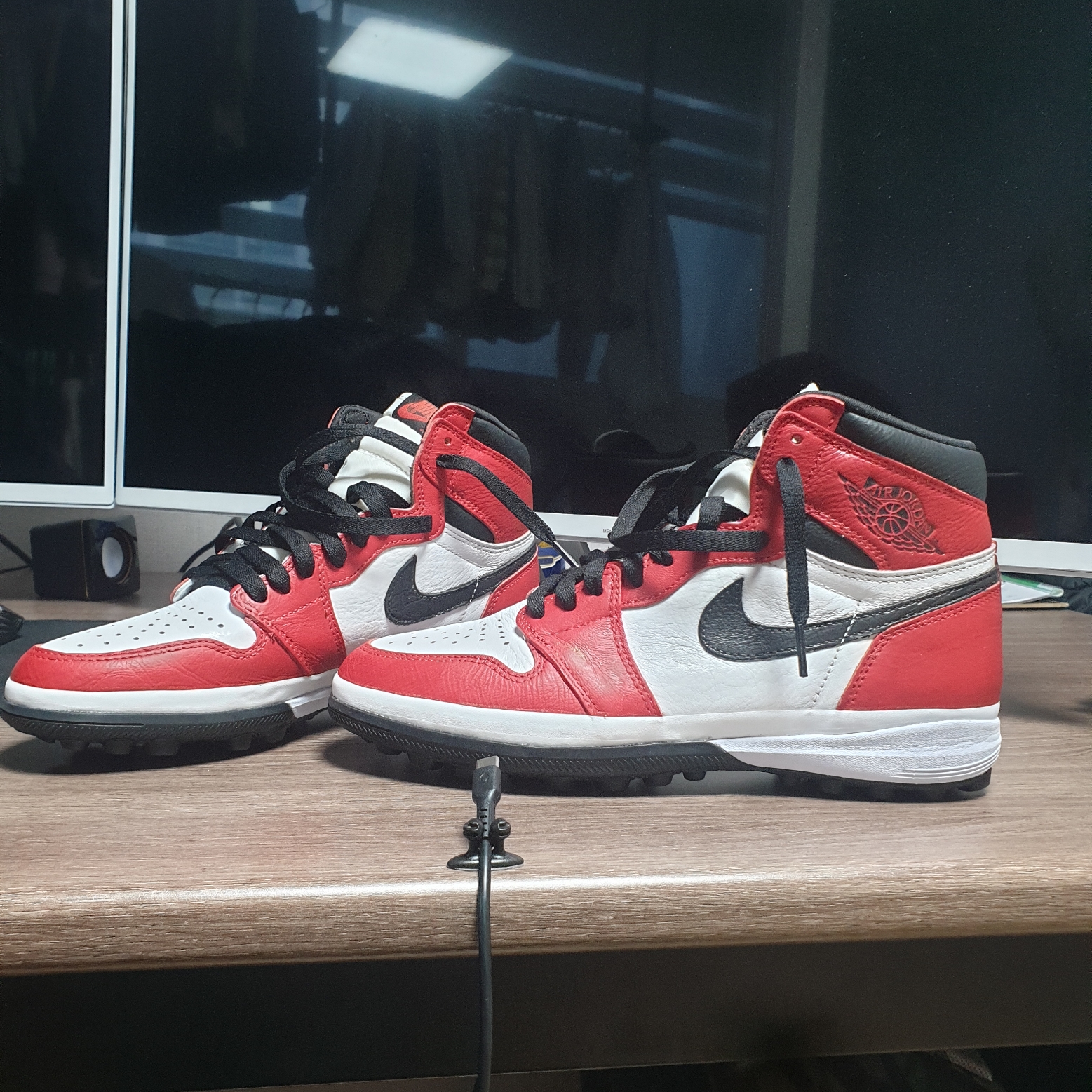 Jordan 1 Retro High OG Light Fusion Red 착용 스타일 - 1