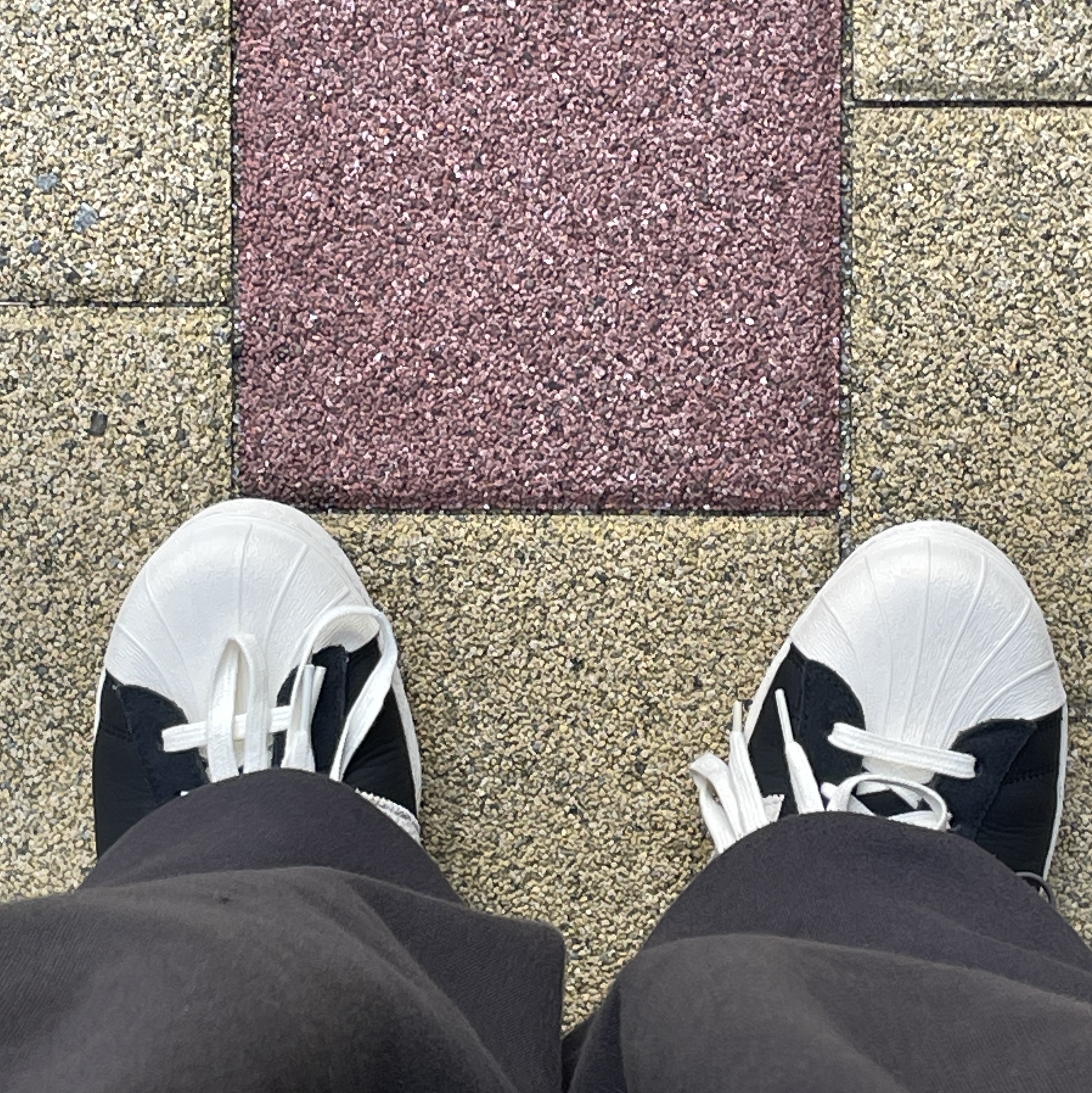 Adidas Superstar 82 Black White 착용 스타일 - 2