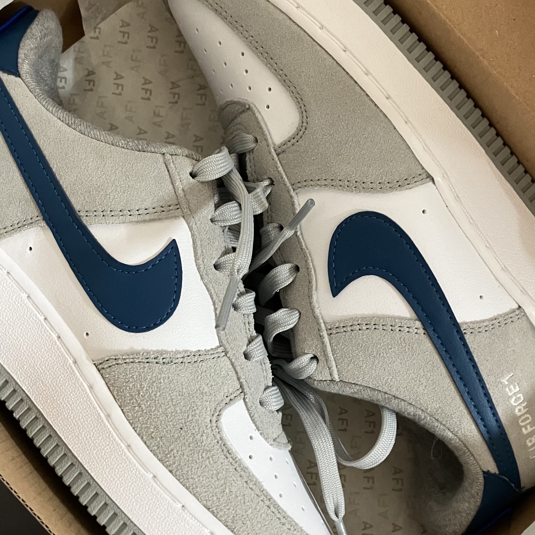 (GS) Nike Air Force 1 LV8 Athletic Club Light Smoke Grey Marina 착용 스타일