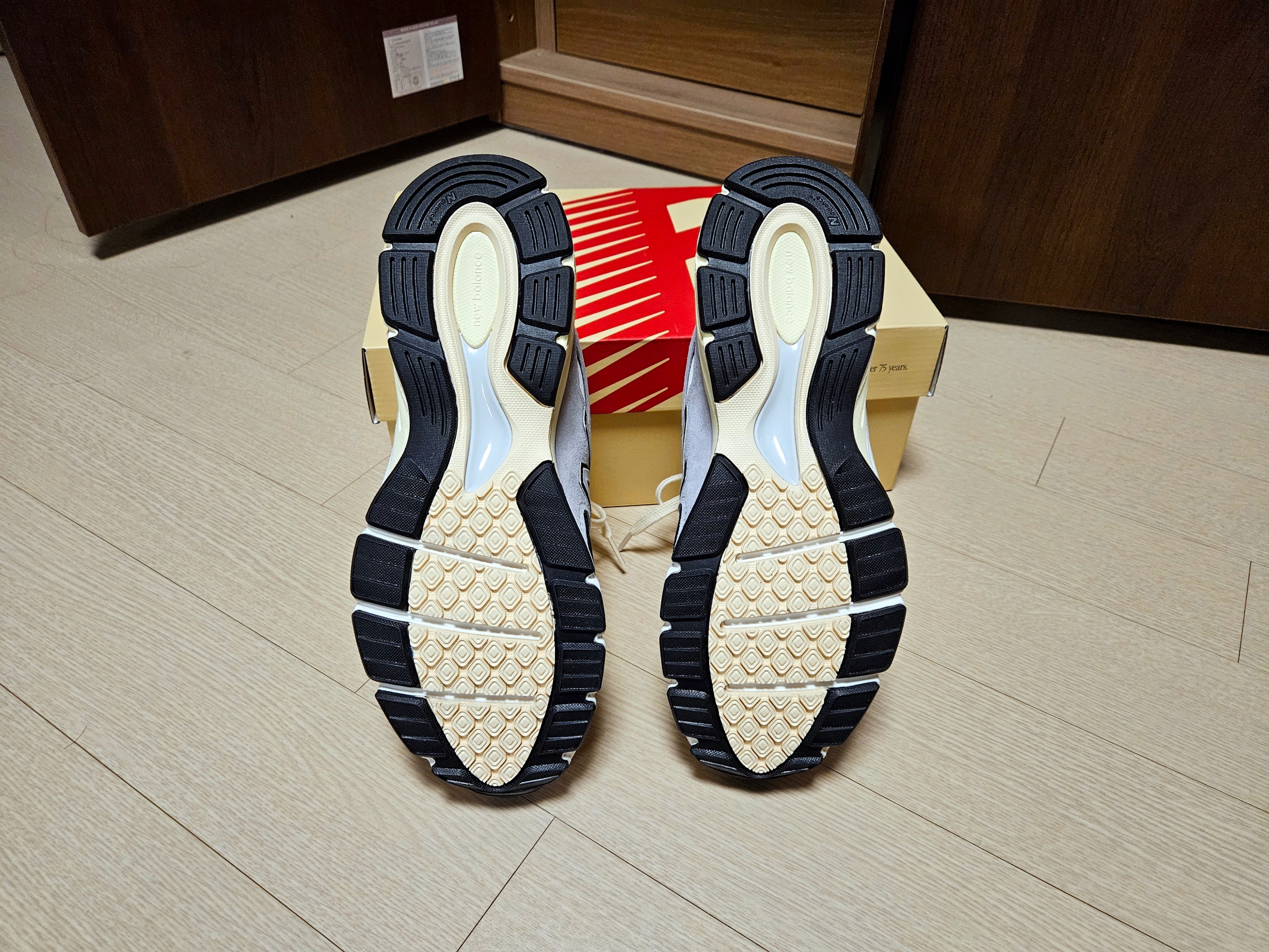 뉴발란스 990v4 메이드 인 USA 그레이 블랙 착용 스타일 - 7