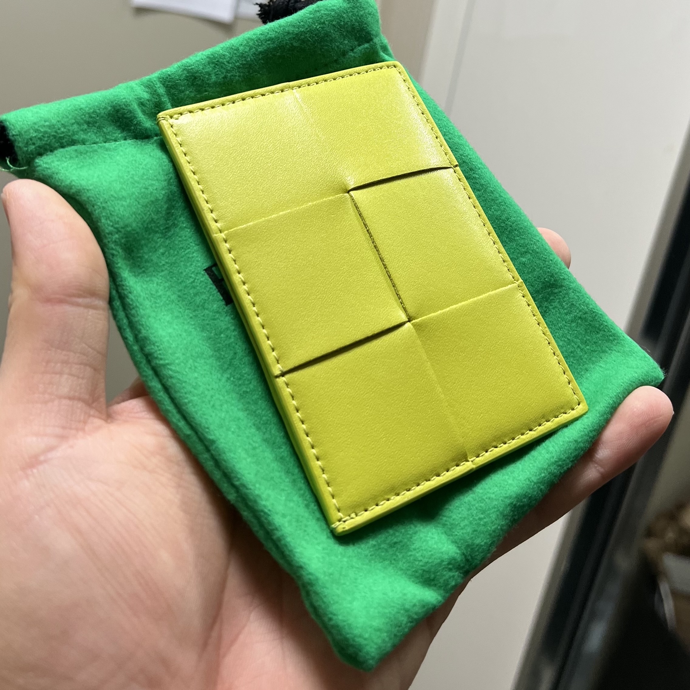 Bottega Veneta Credit Card Case Calfskin Kiwi 착용 스타일 - 2