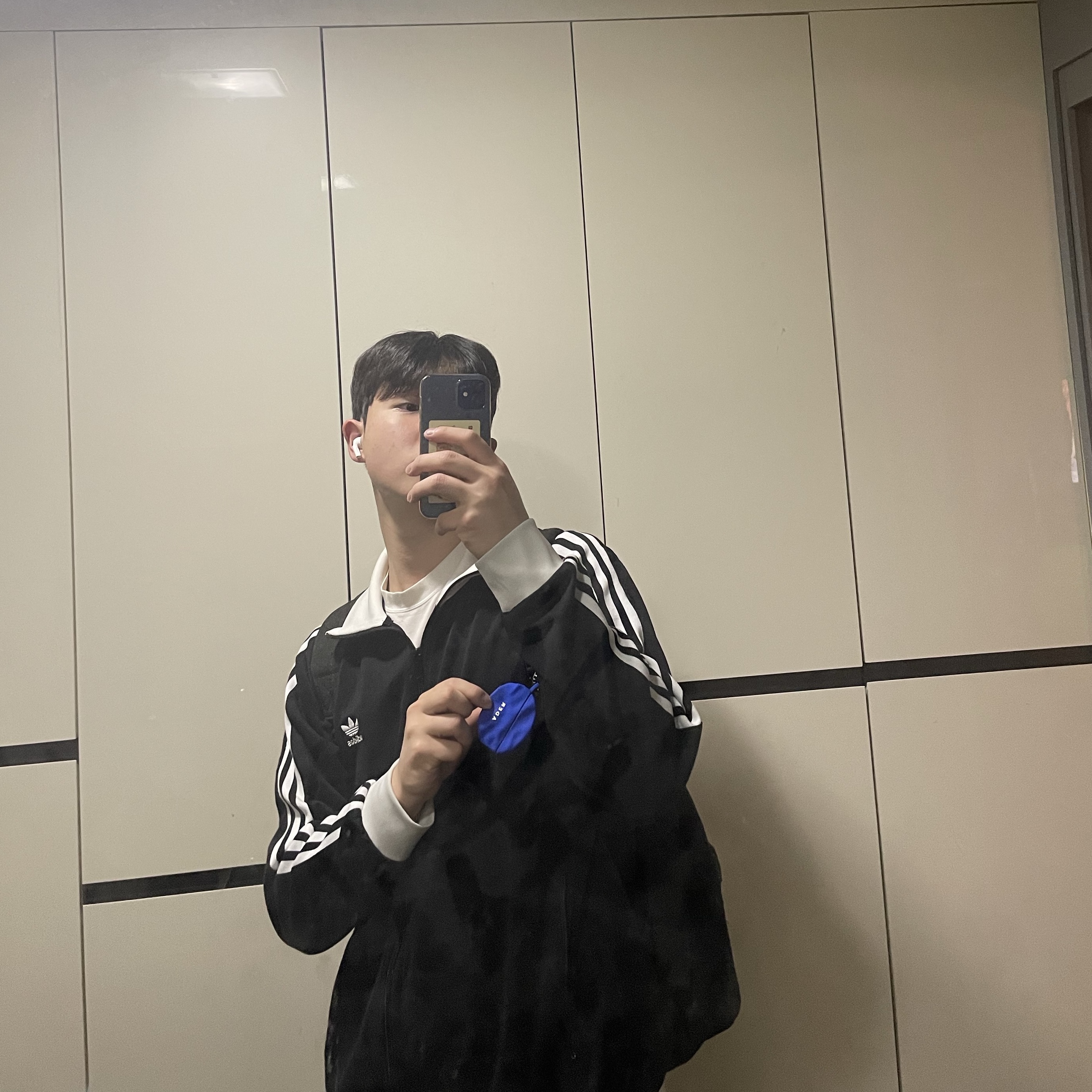 Casetify x Ader Error Wavy Collectable AirPods Pro 1st/2nd gen Case Blue, Apple Airpods Pro 2nd Gen with MagSafe Charging Case USB C (Korean Ver.) 착용 스타일 - 2