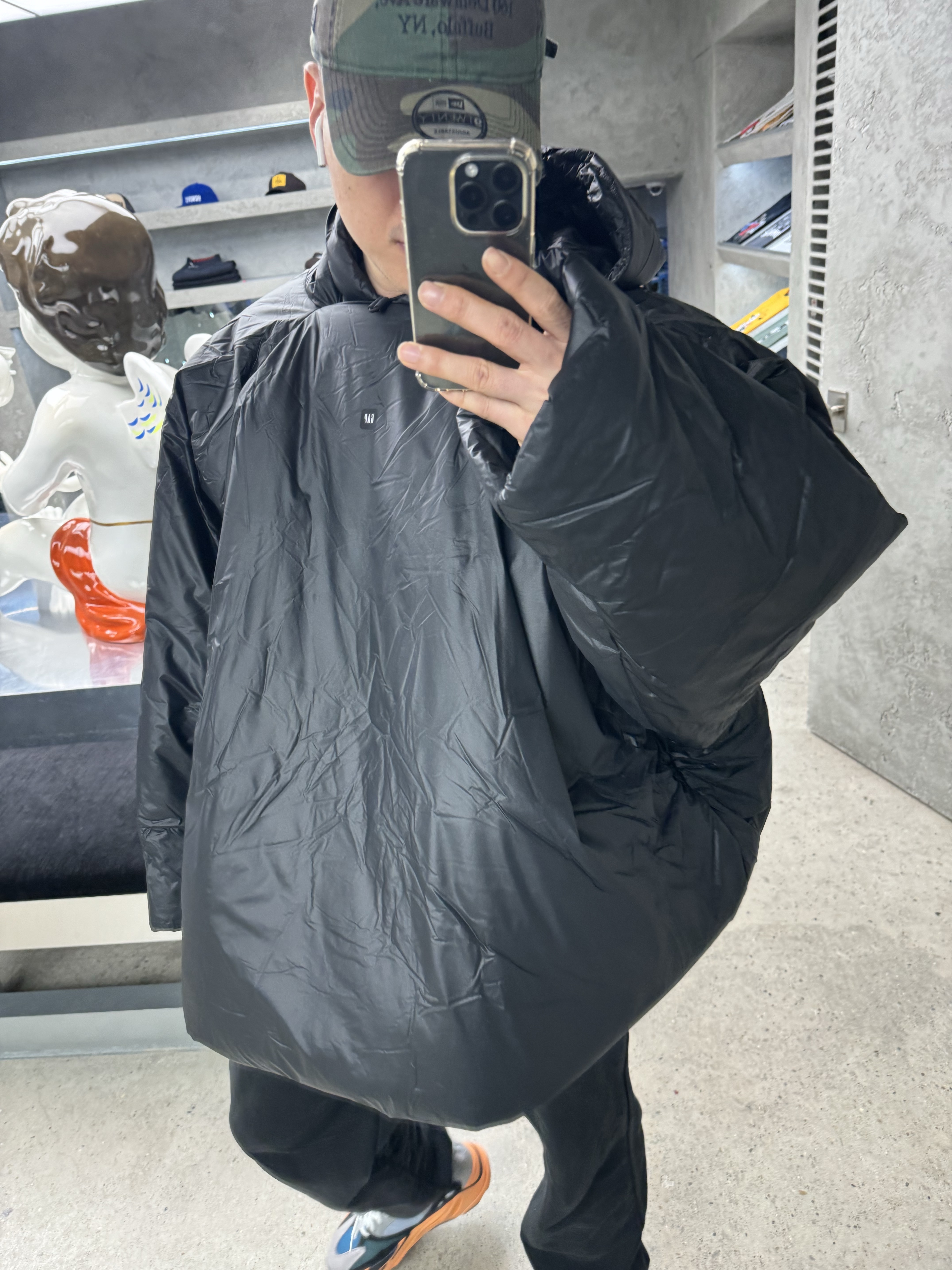 Yeezy Gap Engineered By Balenciaga T-Cut Puffer Parka Black 착용 스타일