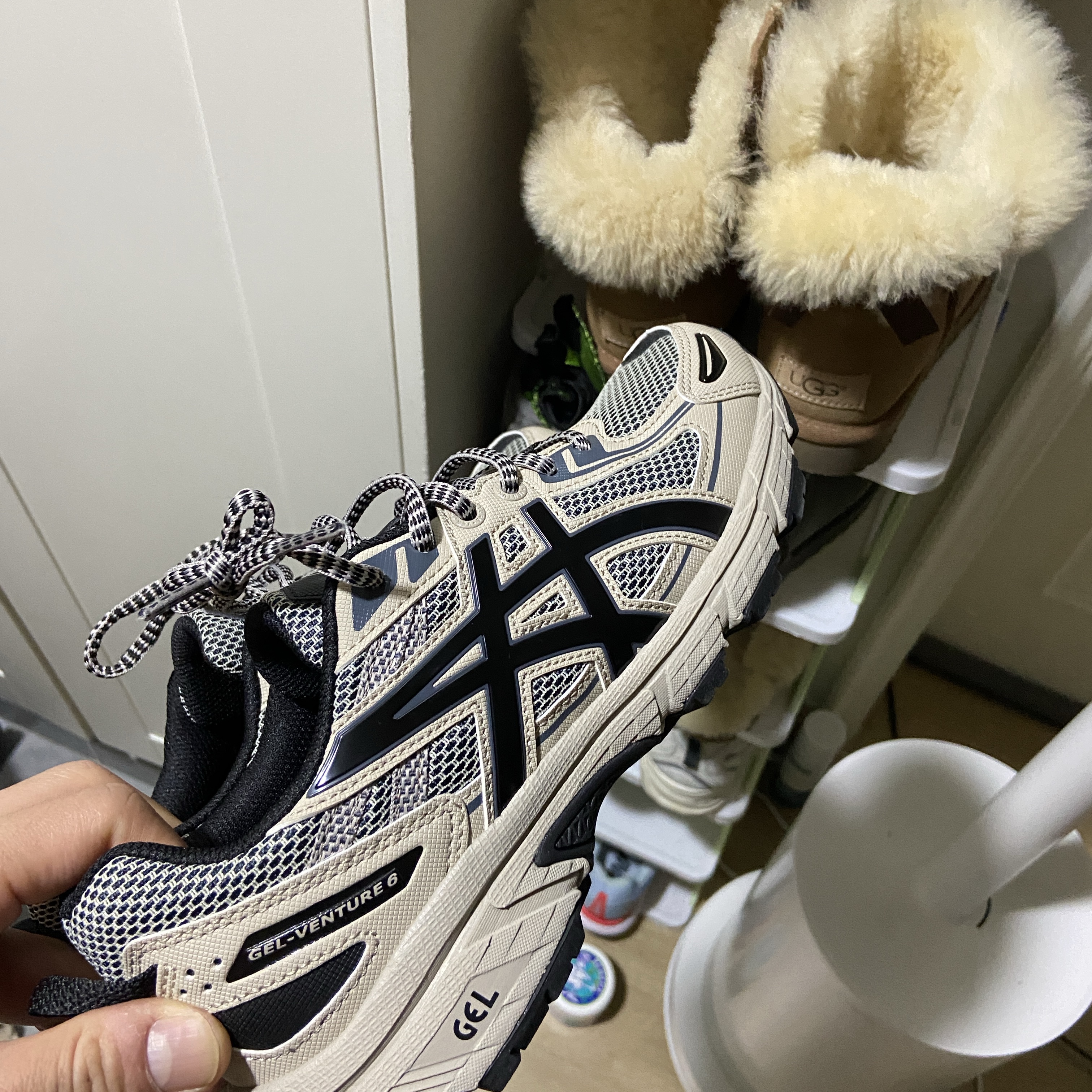 Asics Gel-Venture 6 Feather Grey Black 착용 스타일