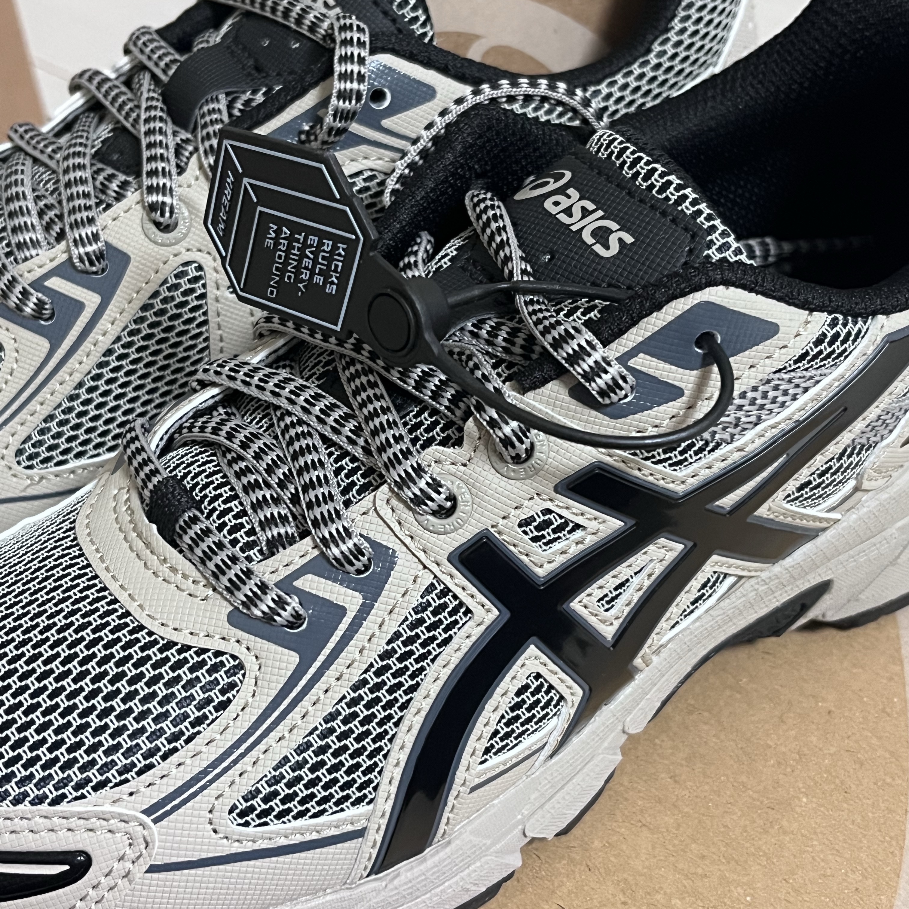 Asics Gel-Venture 6 Feather Grey Black 착용 스타일 - 2