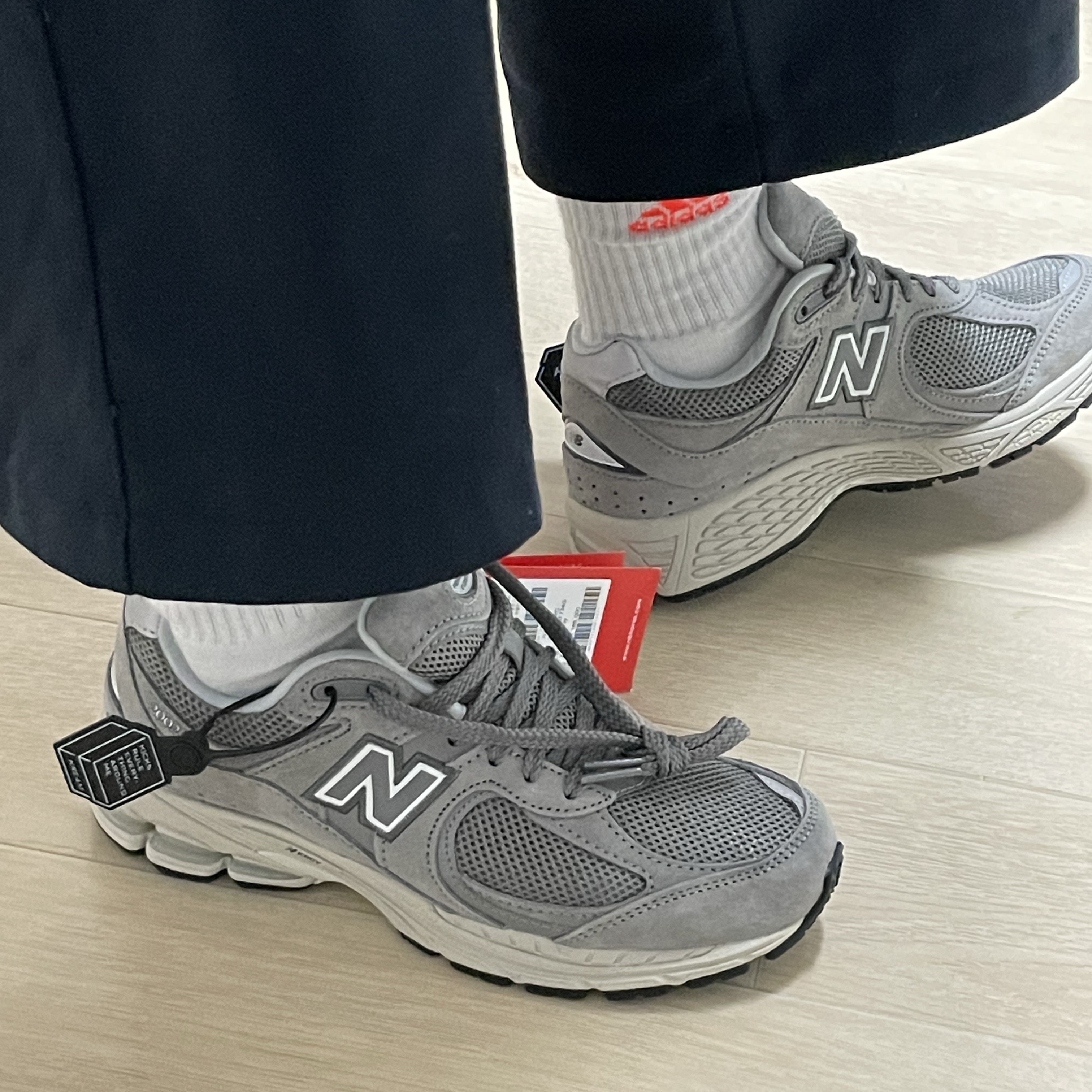 New Balance 2002R Grey 착용 스타일