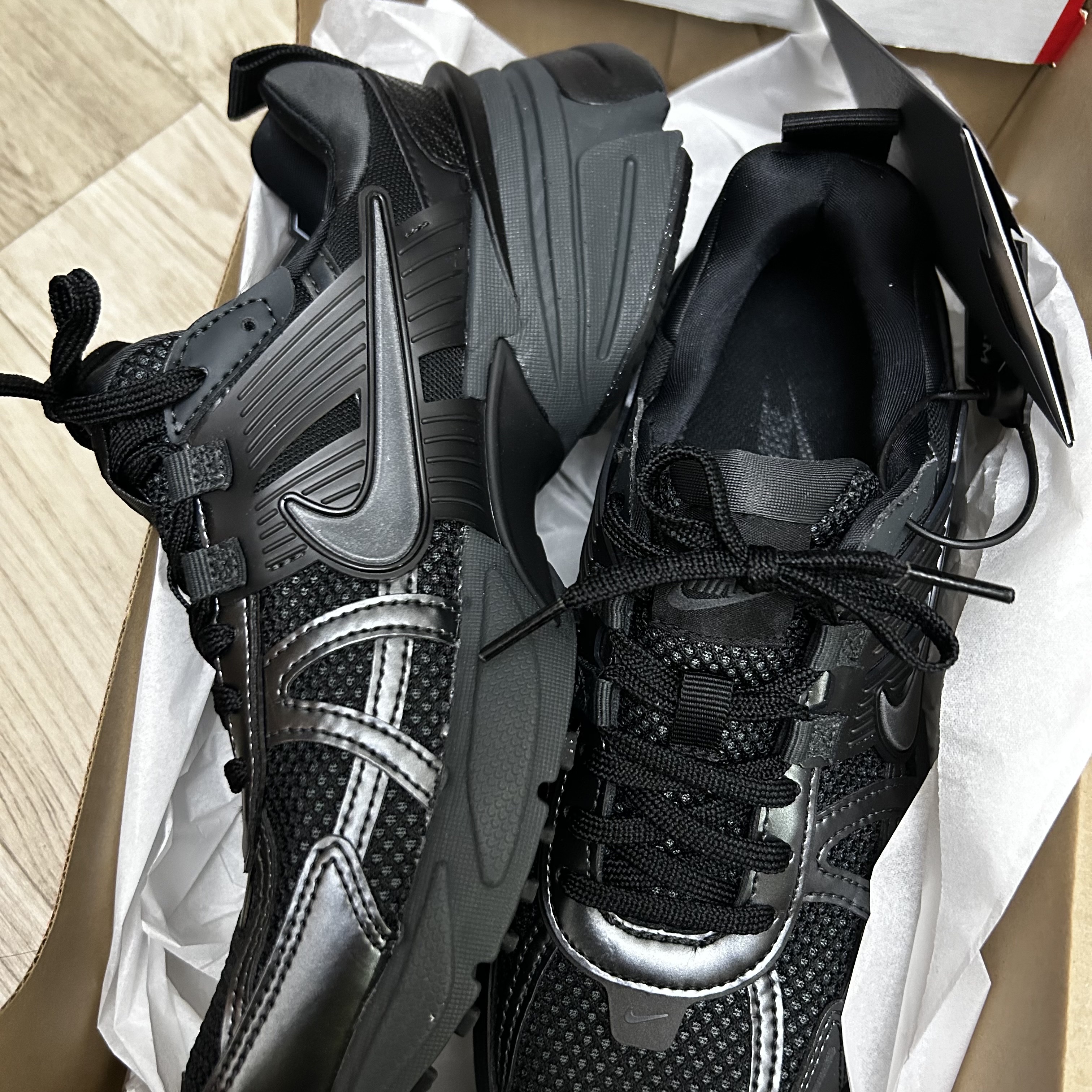 Nike V2K Run Black Anthracite 착용 스타일 - 2