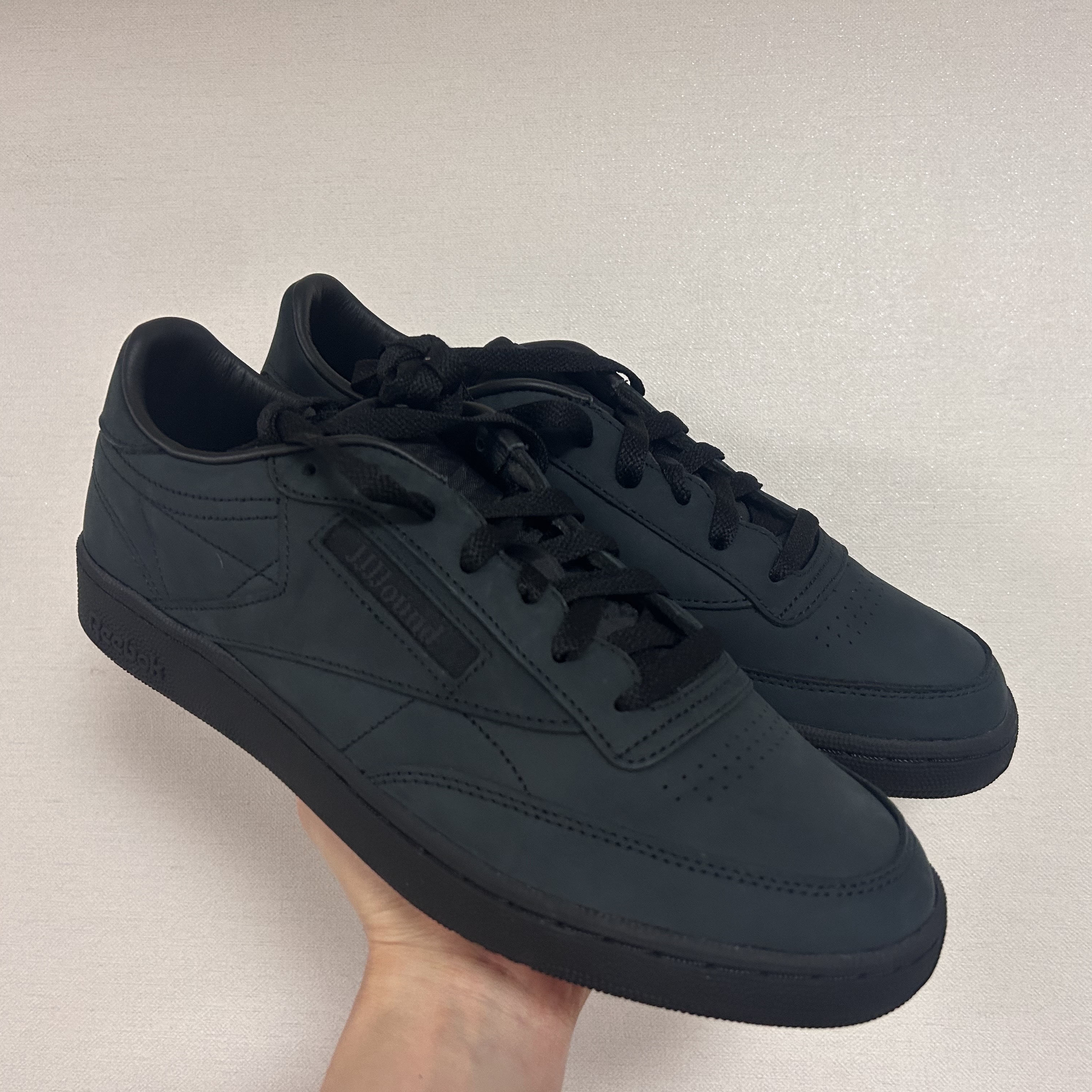 Reebok x JJJJound Club C 85 Triple Black 착용 스타일 - 2