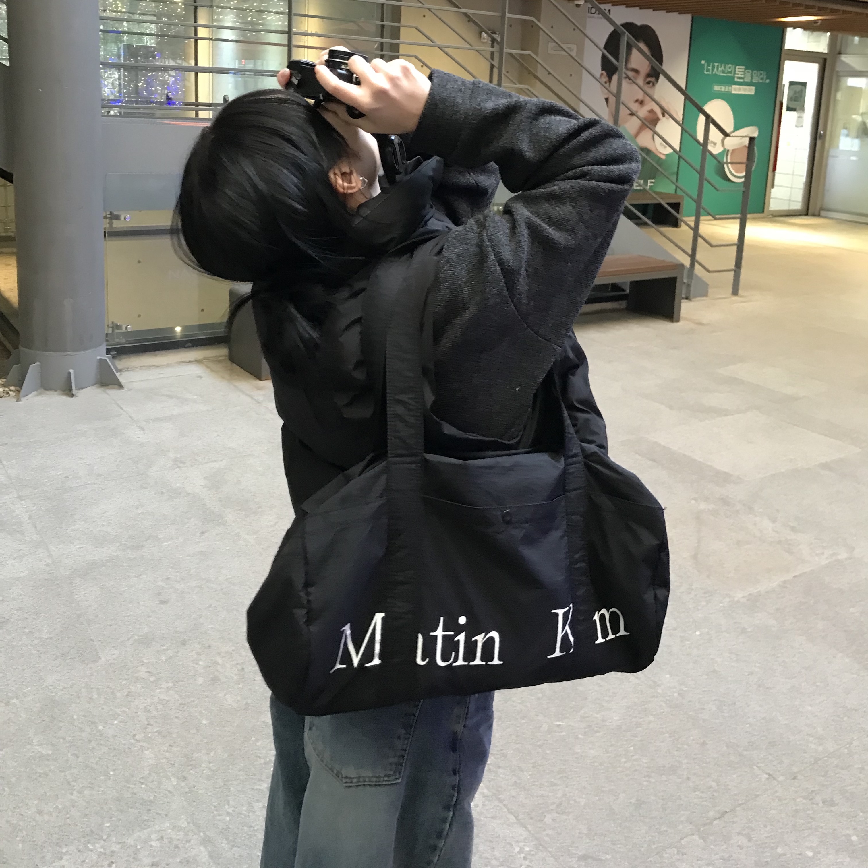 Matin Kim Logo Sporty Duffel Bag Black 착용 스타일