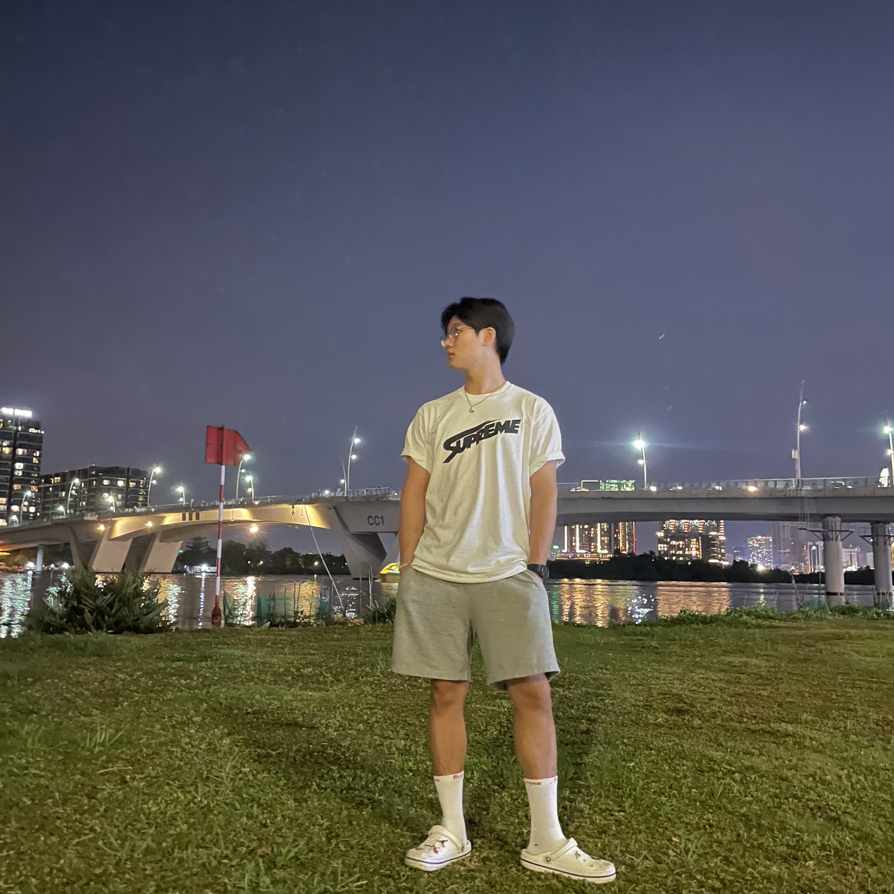Supreme Banner T-Shirt White - 23FW, Crocs Bayaband Clog White Navy 착용 스타일 - 2