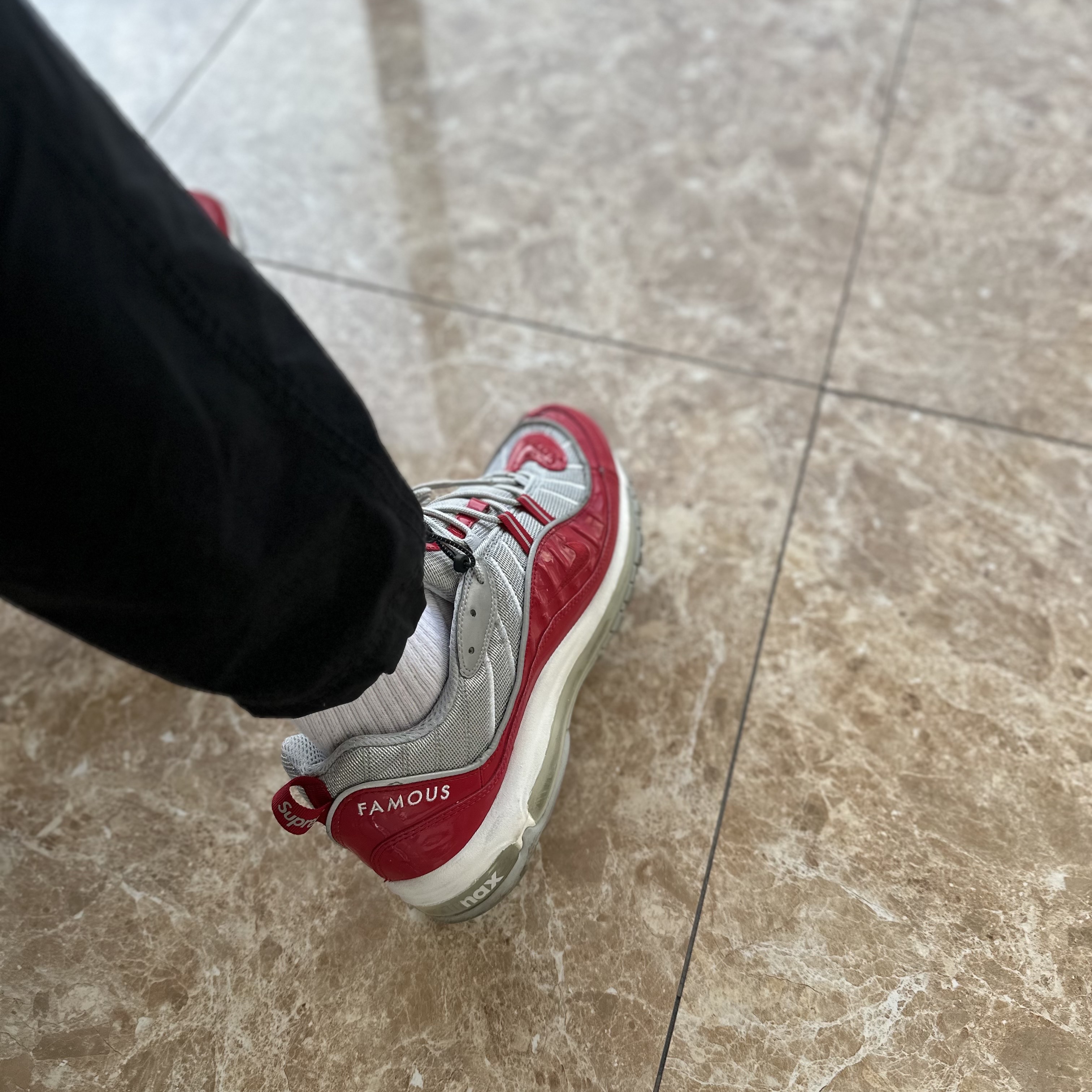 Nike x Supreme Air Max 98 Varsity Red 착용 스타일 - 3