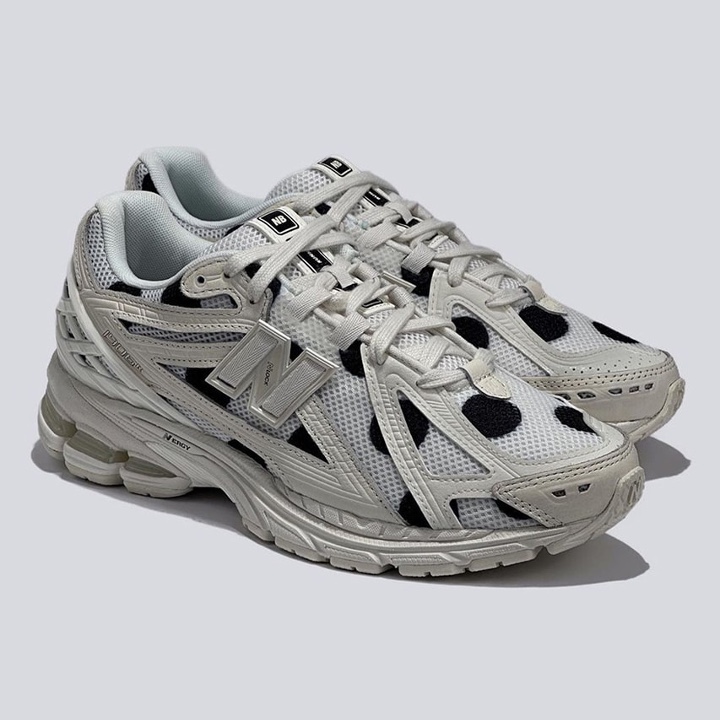 New Balance 1906R Silver Green, New Balance 1906R Black Silver Metallic 착용 스타일 - 2