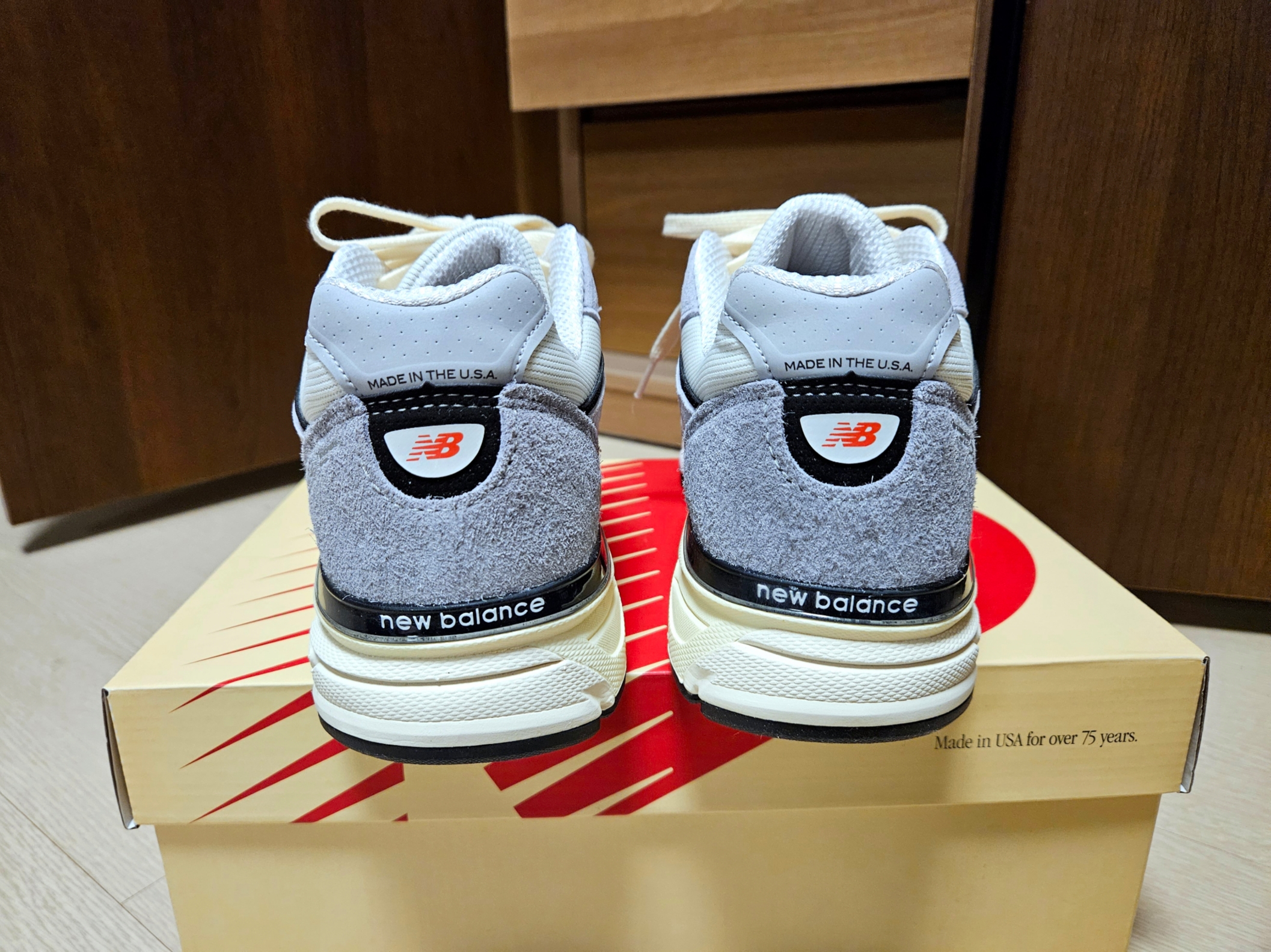 뉴발란스 990v4 메이드 인 USA 그레이 블랙 착용 스타일 - 5