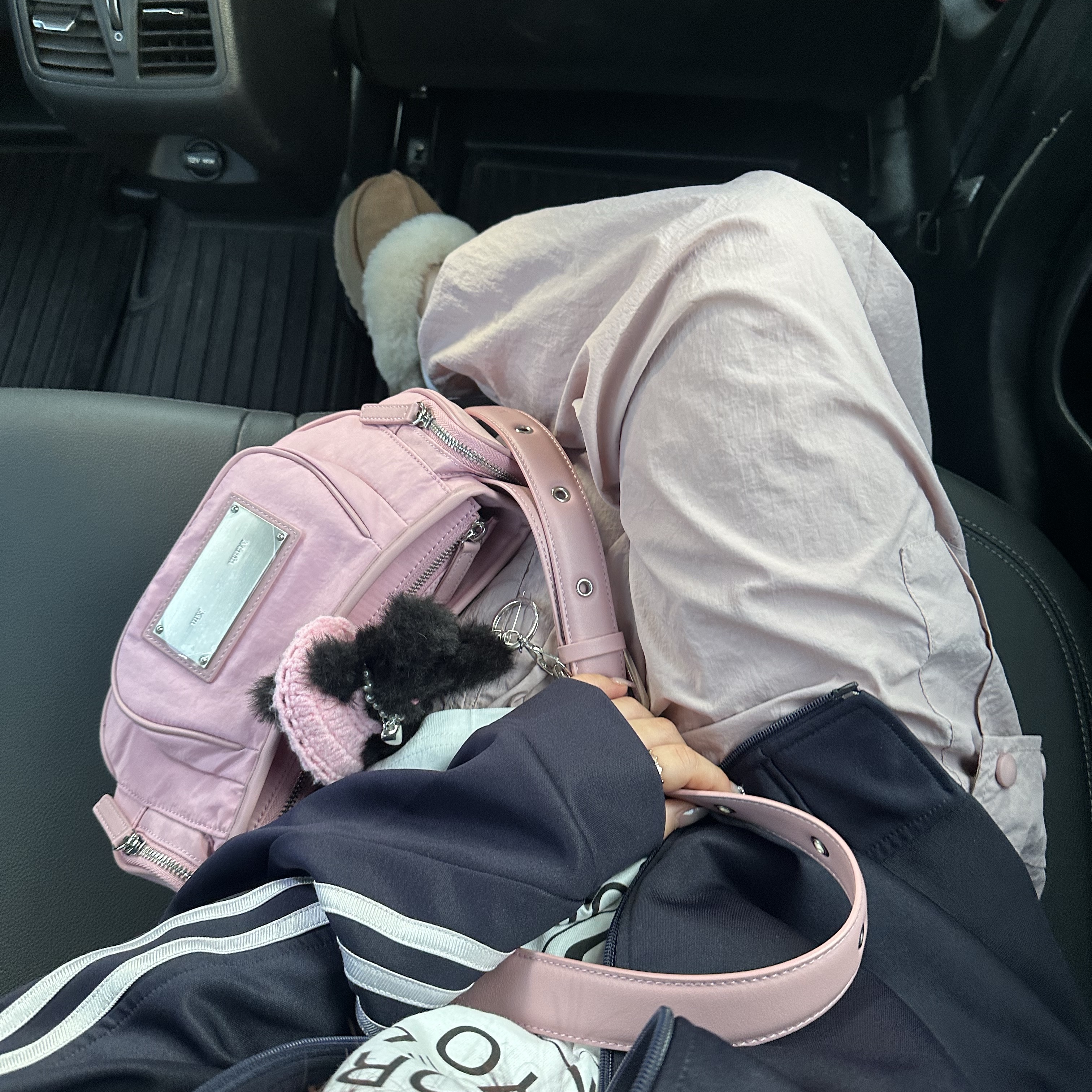 Matin Kim Madeleine Round Bag Pink 착용 스타일