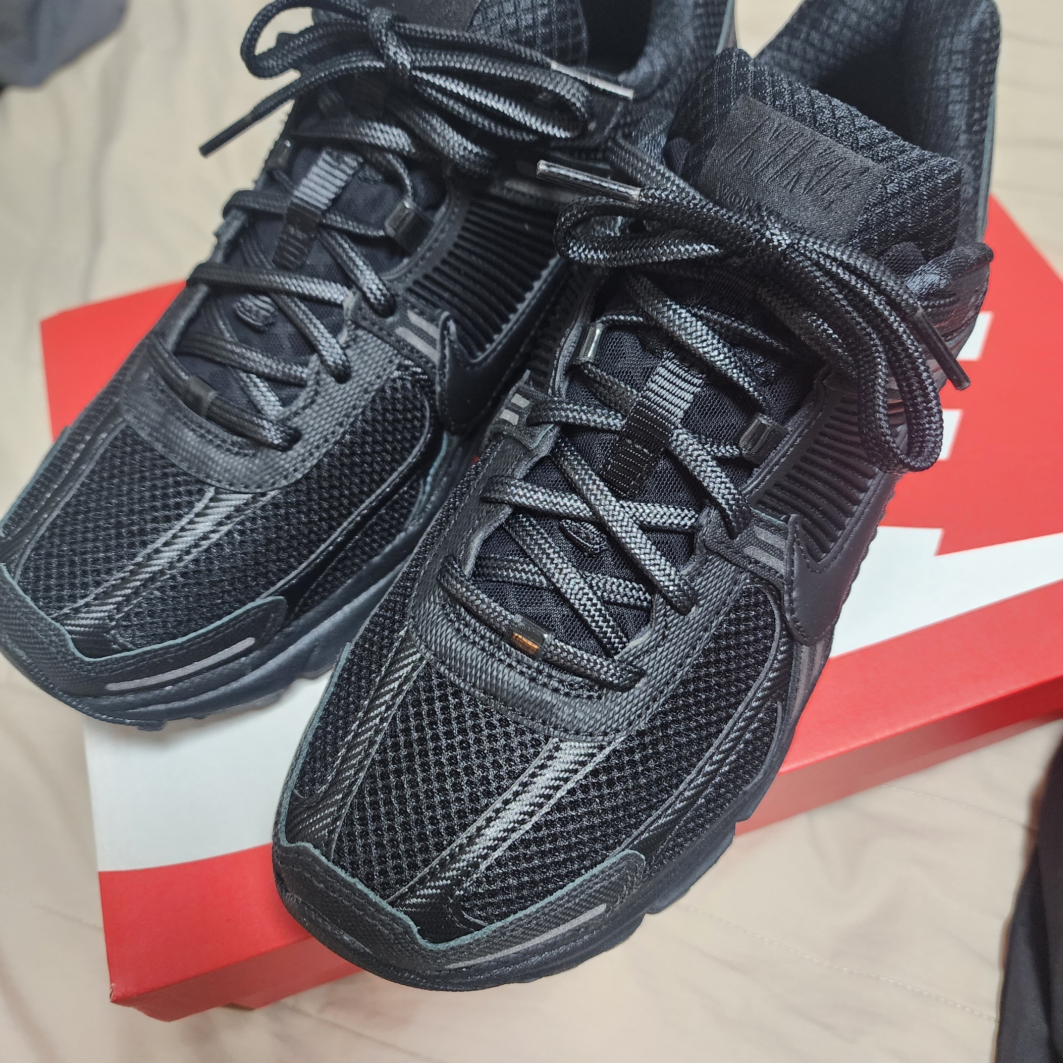 Nike Zoom Vomero 5 SP Black 착용 스타일