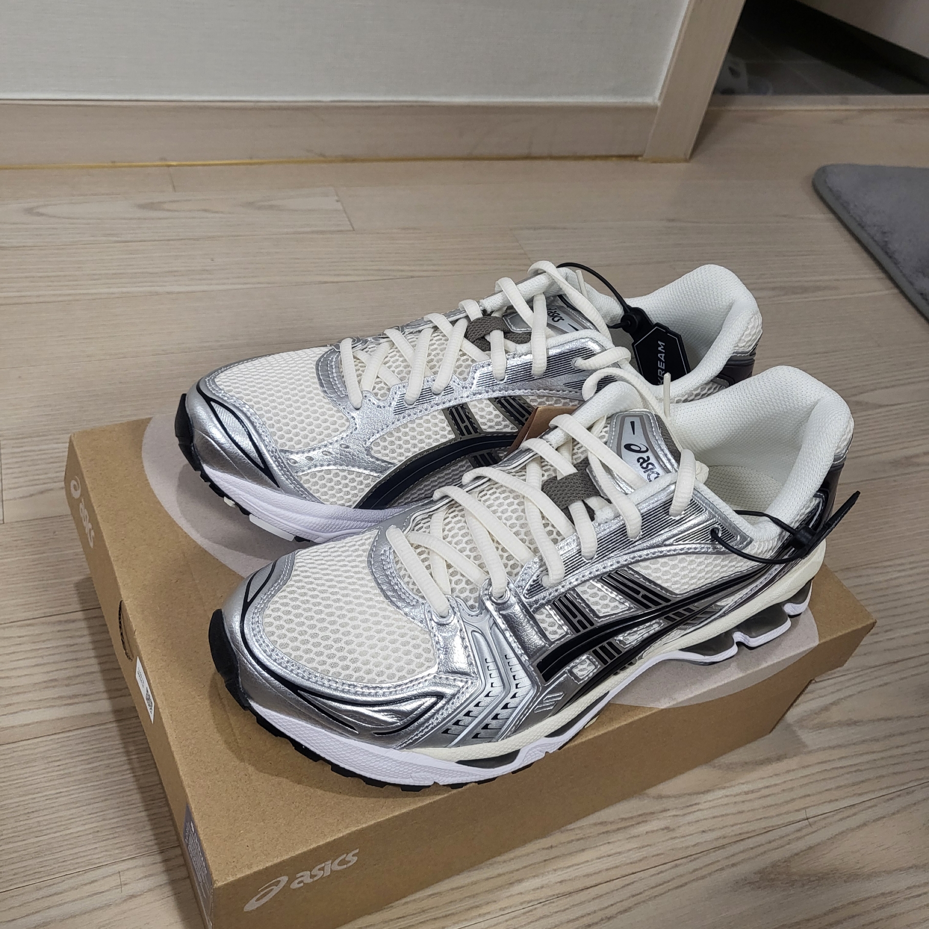 Asics Gel-Kayano 14 Cream Black 착용 스타일