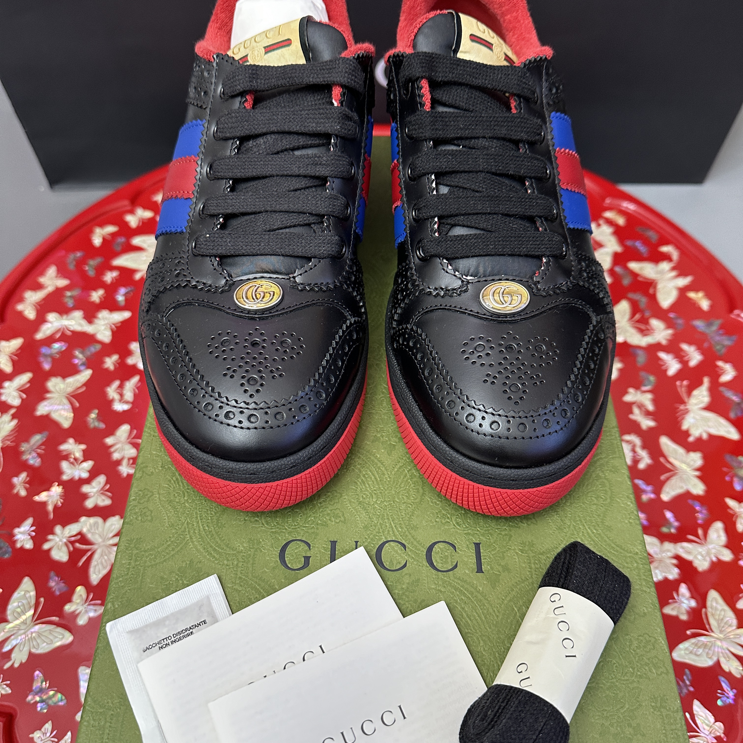 Gucci Screener Leather Sneakers Black 착용 스타일 - 1
