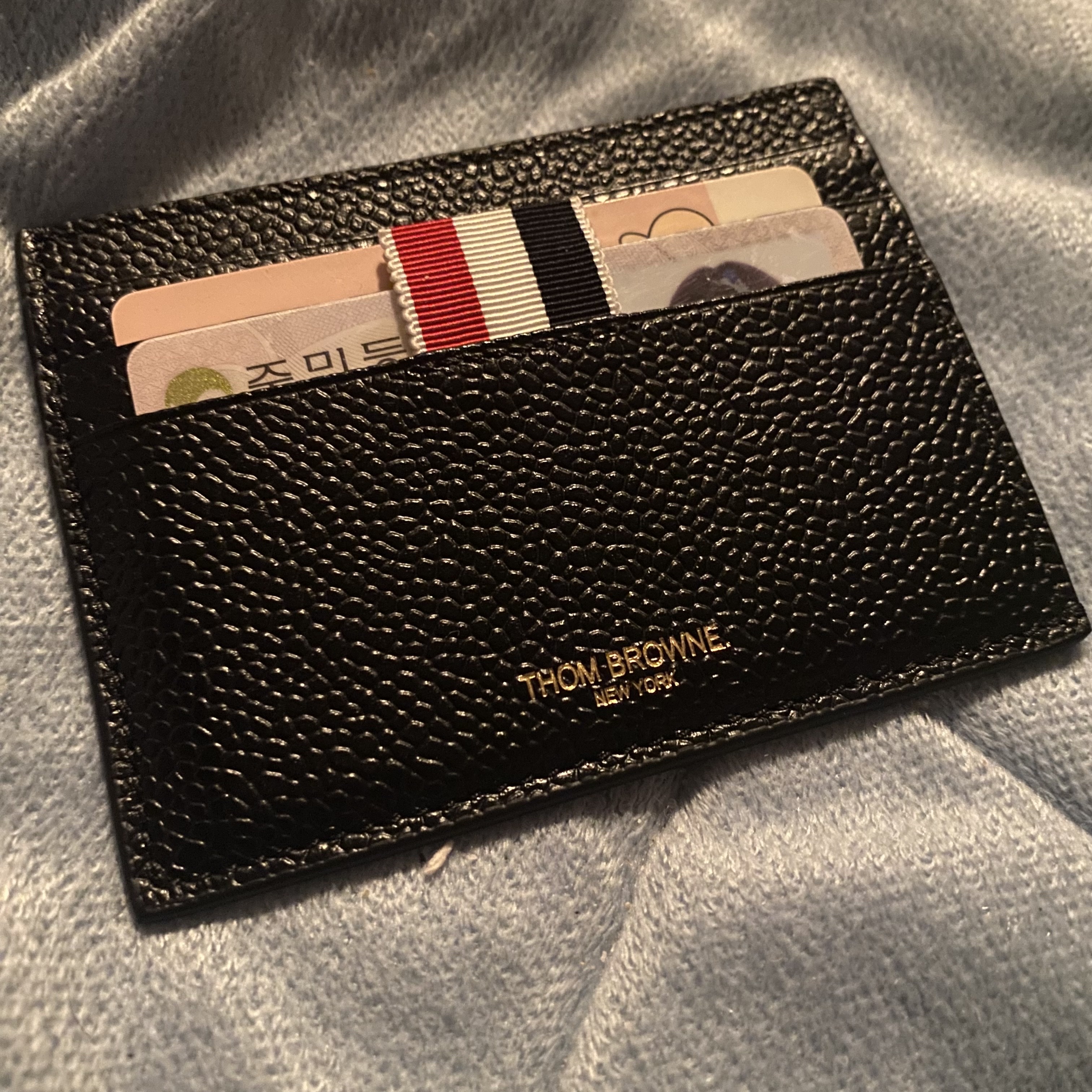 Thom Browne Pebble Grain Leather Stripe Note Compartment Card Holder Black 착용 스타일