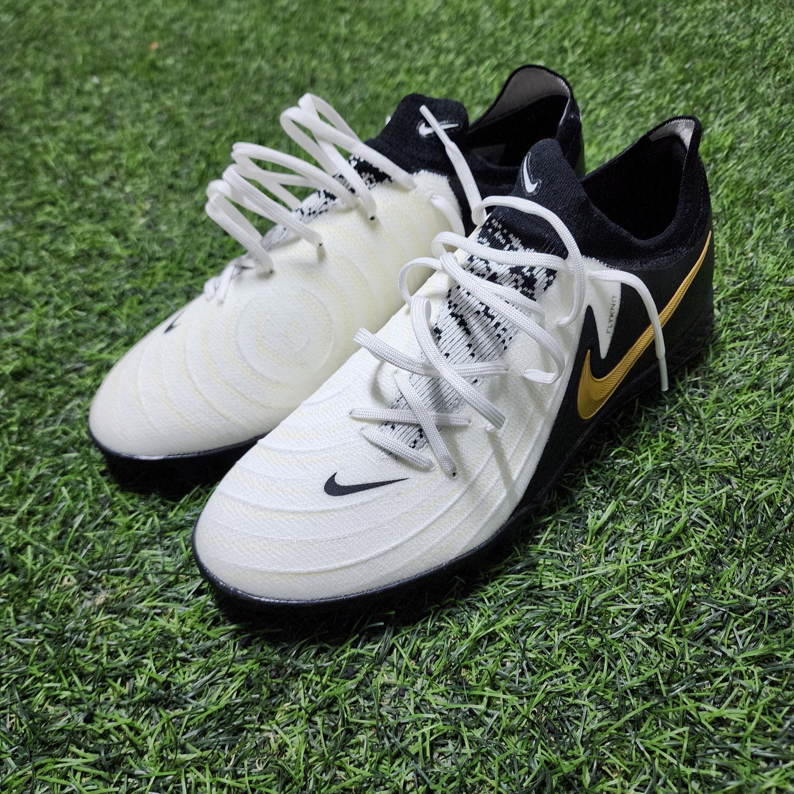 Nike Phantom GX 2 Pro TF White Metallic Gold Coin 착용 스타일 - 2