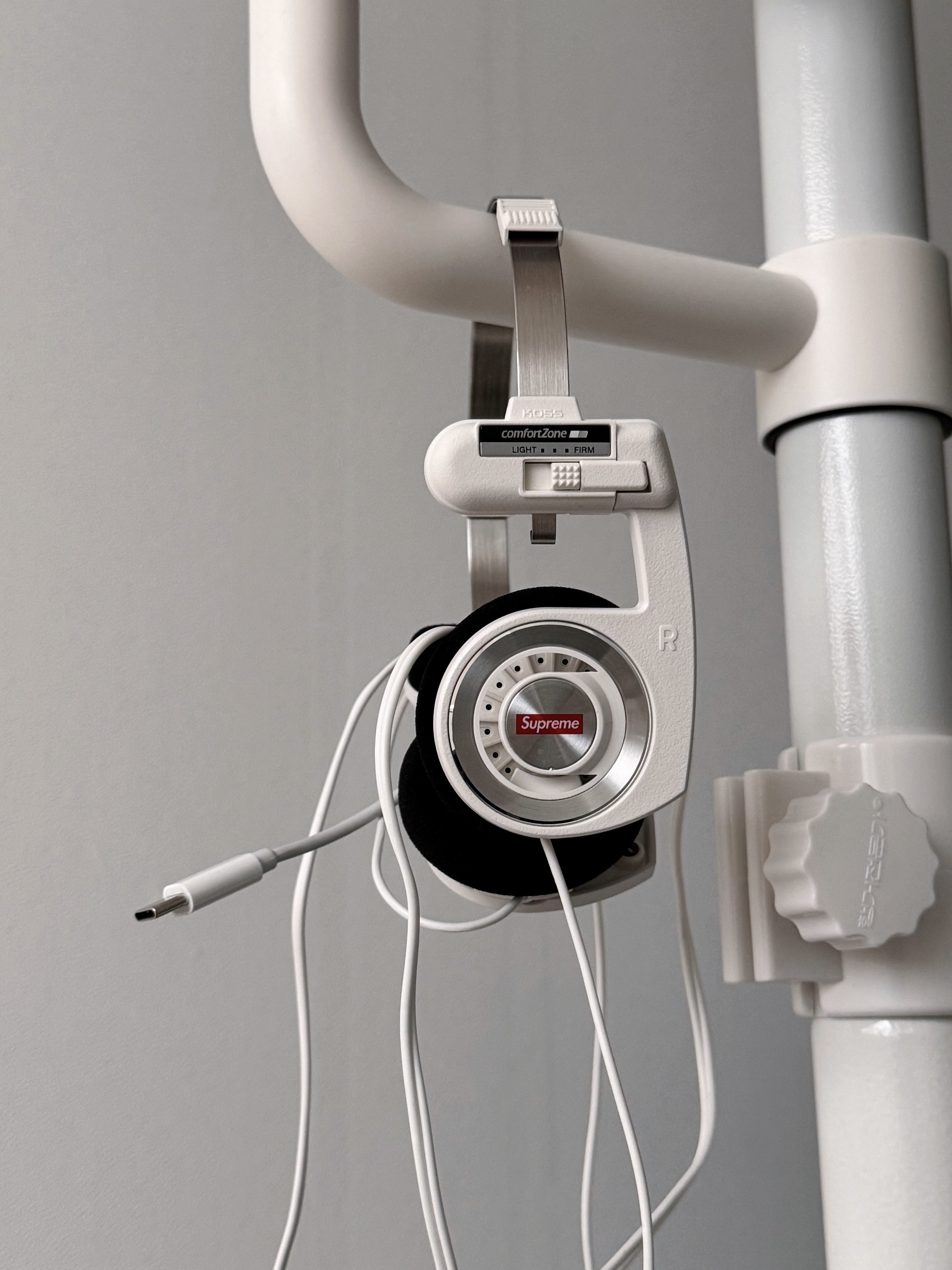Supreme x Koss Portapro Headphones White - 23FW 착용 스타일 - 4