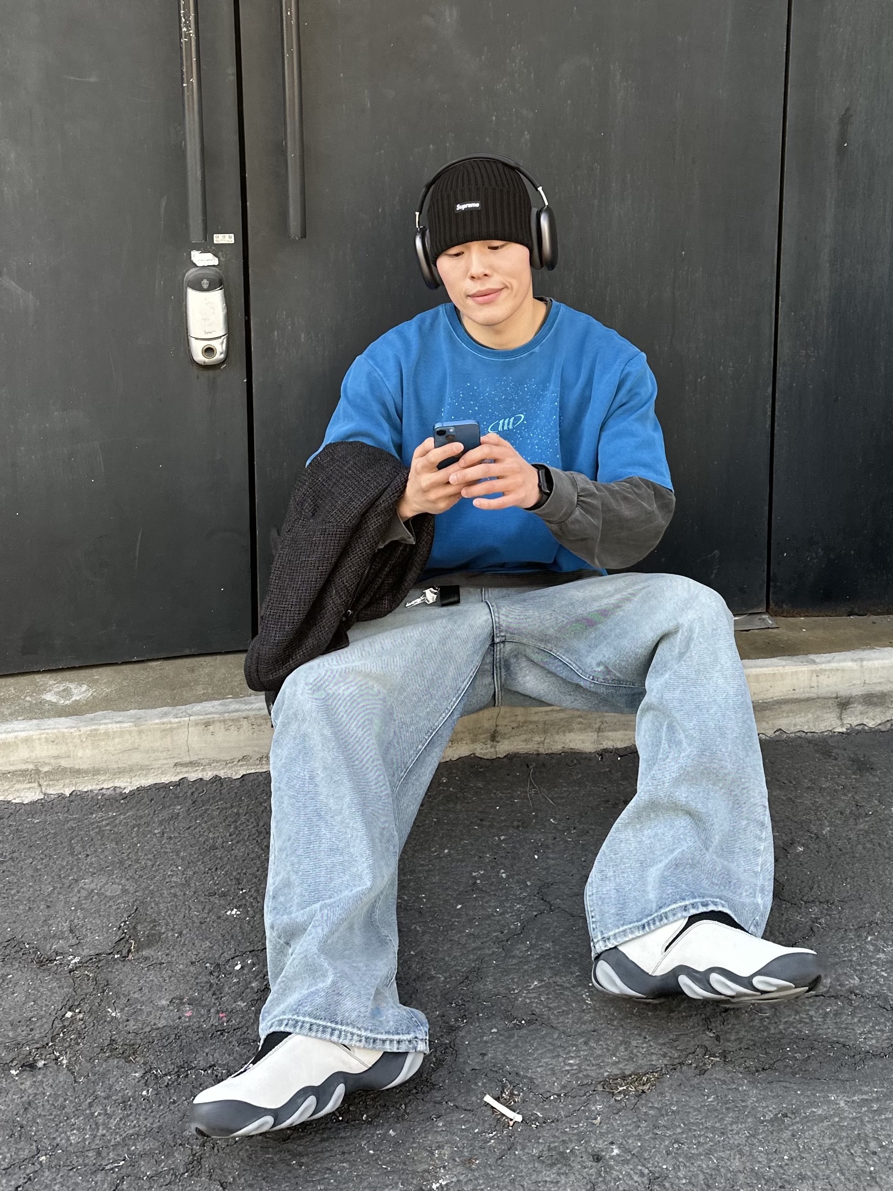 Supreme Overdyed Beanie Black, Oakley Factory Team x Brain Dead Flesh White Birch 착용 스타일 - 1