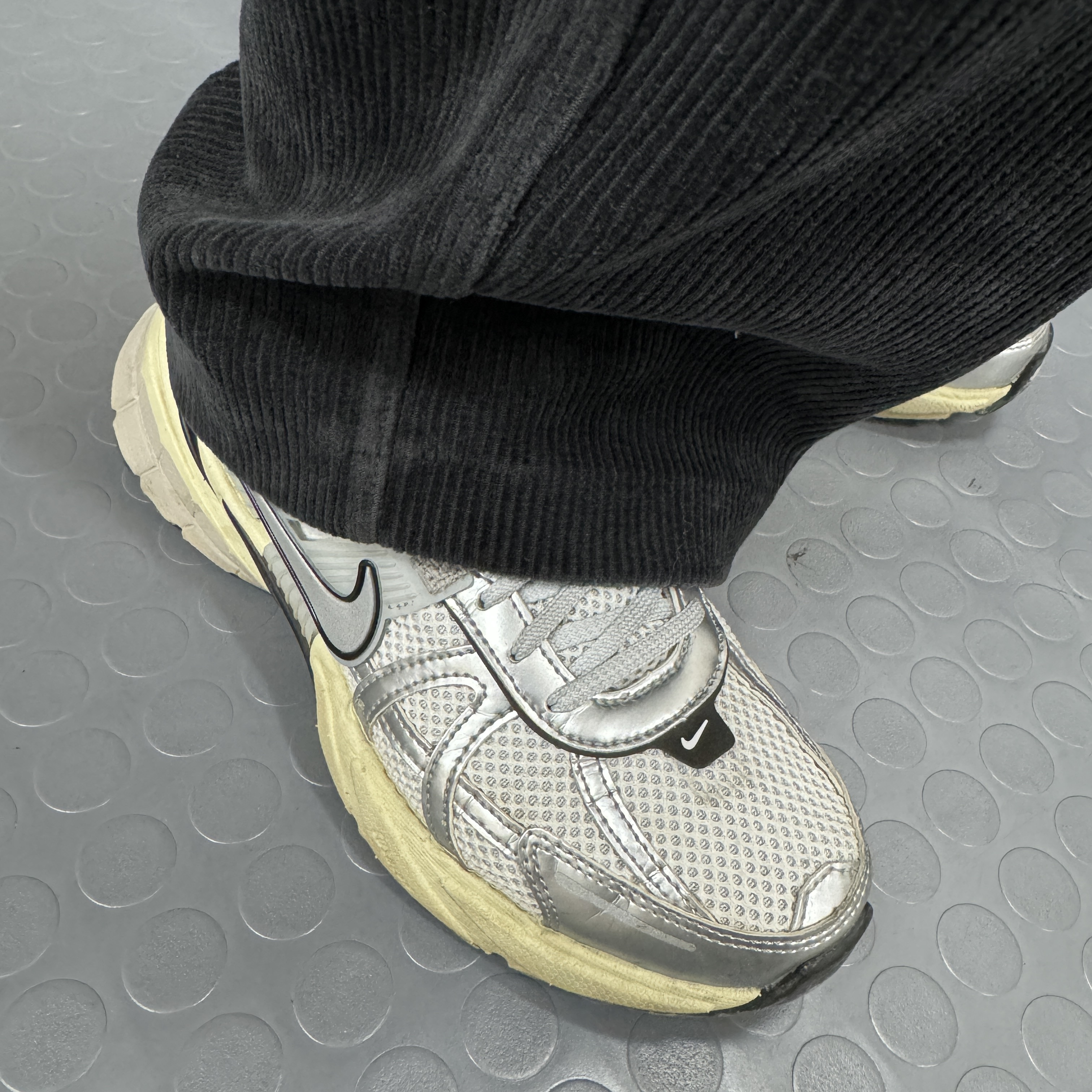 Nike V2K Run Summit White Metallic Silver 착용 스타일