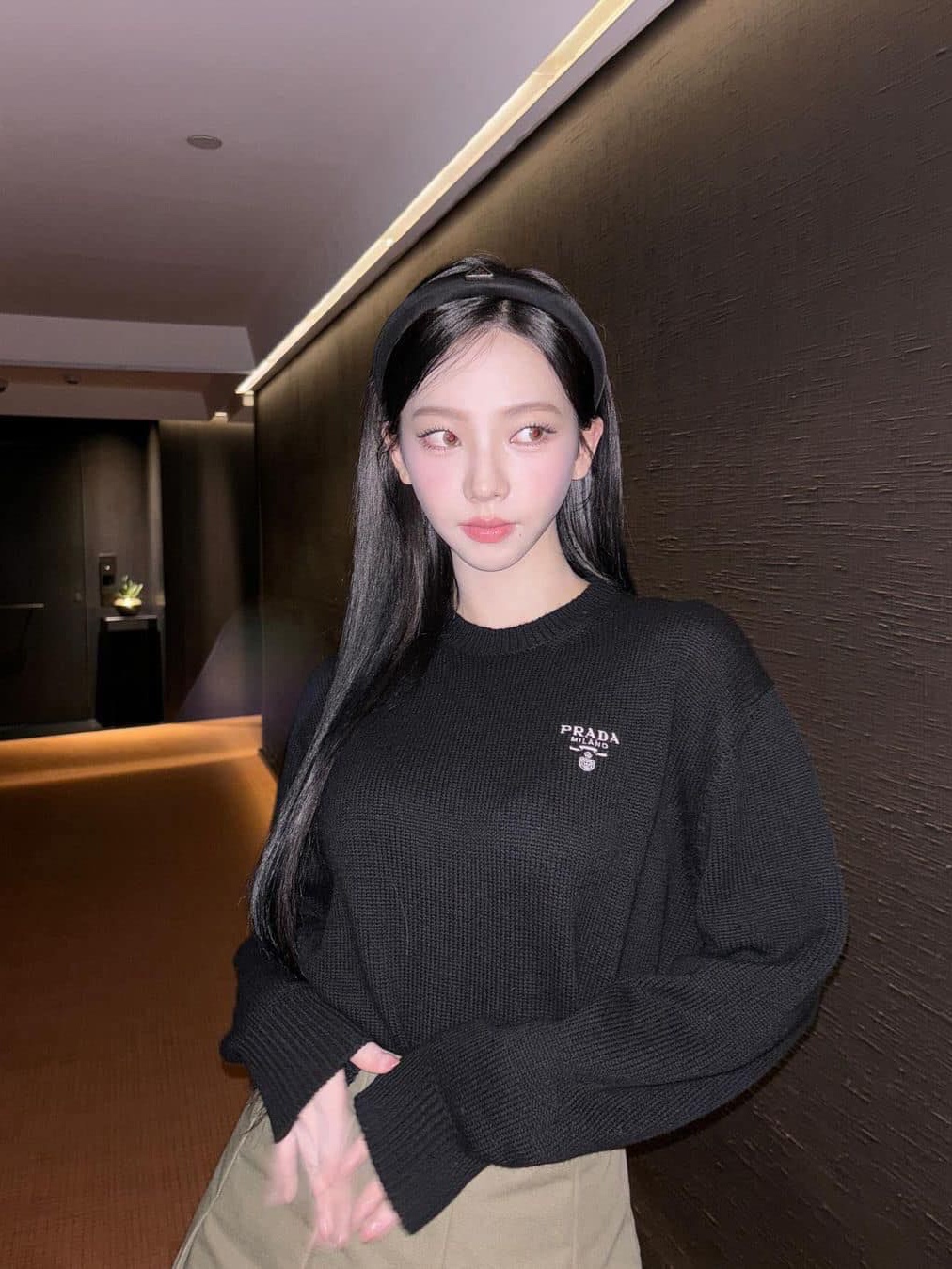 Prada Superfine Wool Crewneck Sweater Black, (W) Matin Kim Matin Sleeve Line Knit Pullover Charcoal 착용 스타일 - 2
