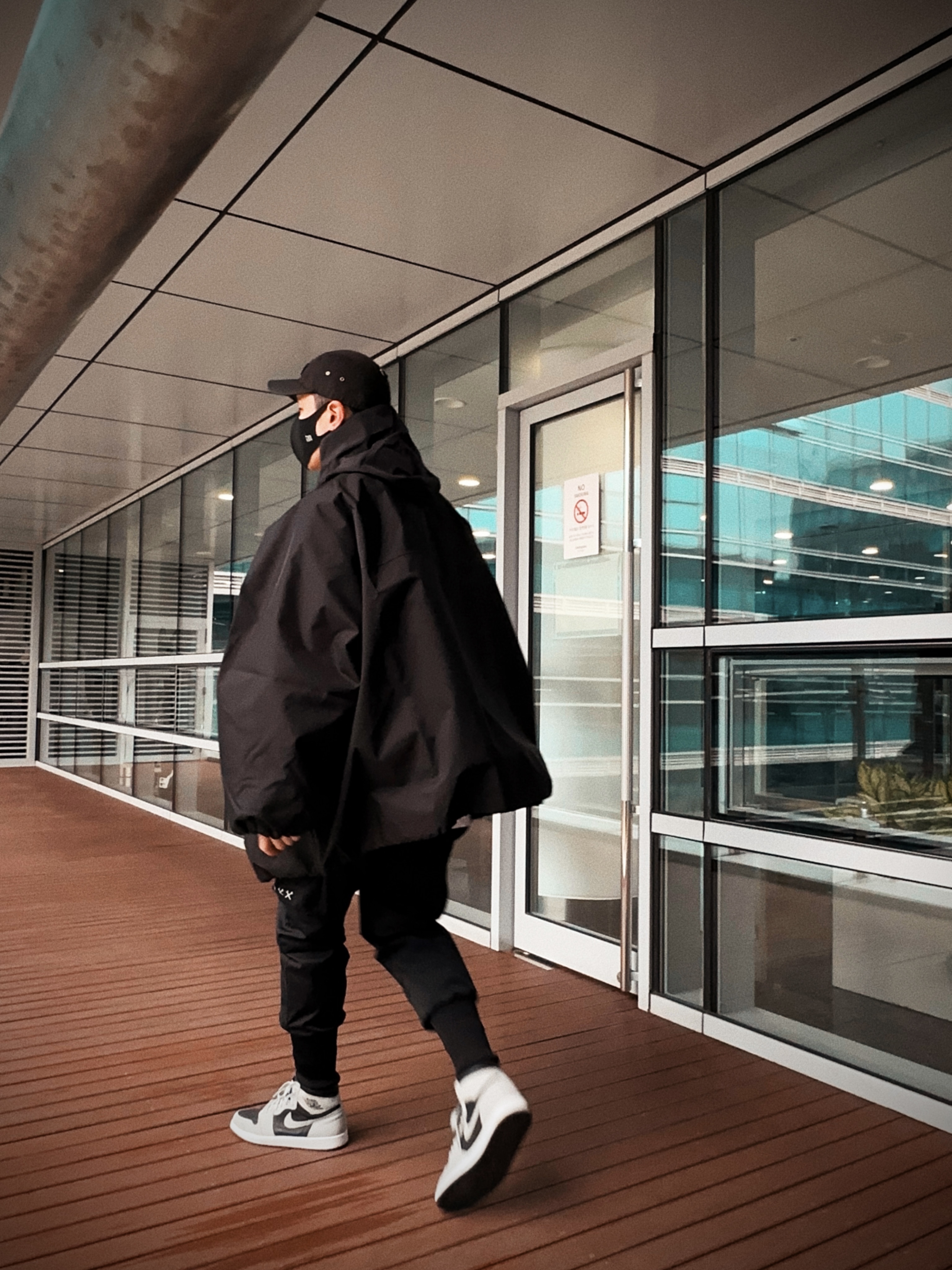 Yeezy Gap Engineered By Balenciaga T-Cut Parka Black, Jordan 1 Retro High OG Shadow 2.0 착용 스타일