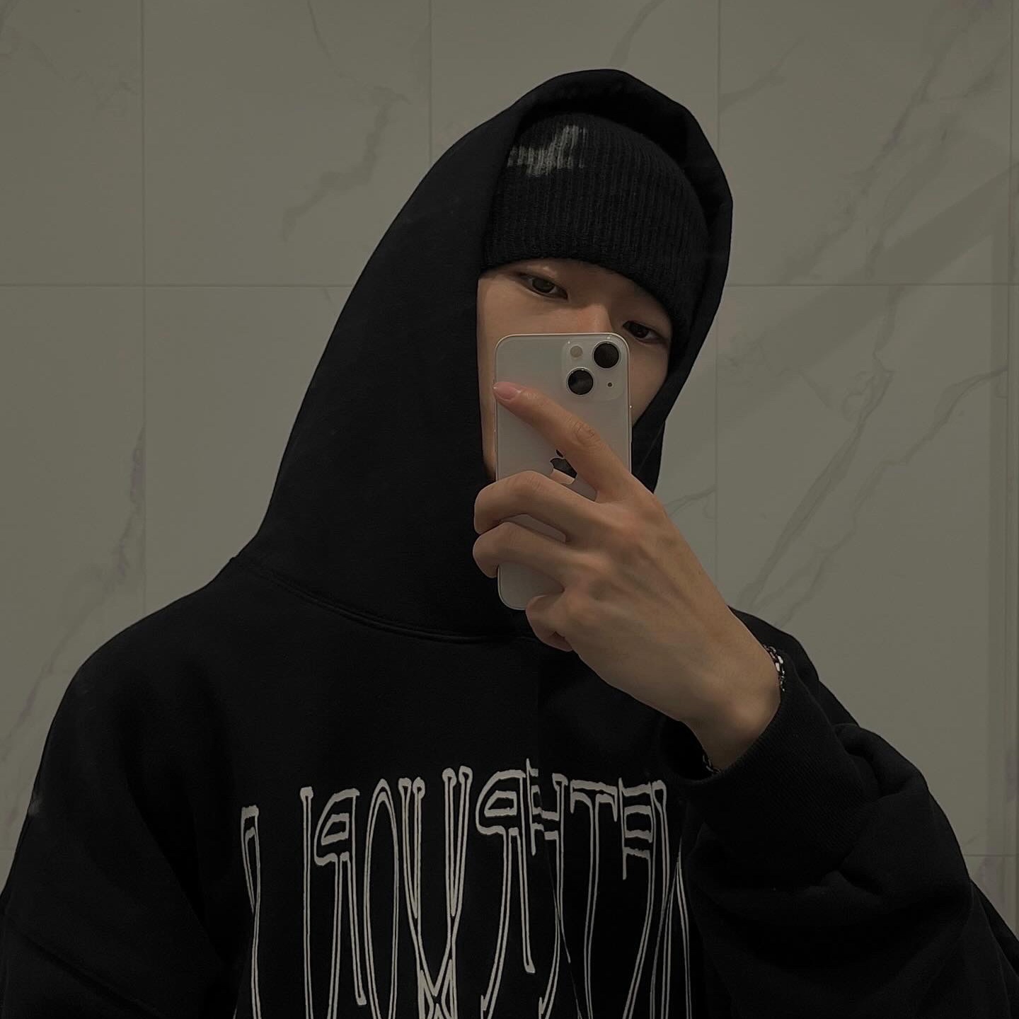 네더월드 후디 블랙, 스투시 서프맨 키체인 실버 착용 스타일 - 1