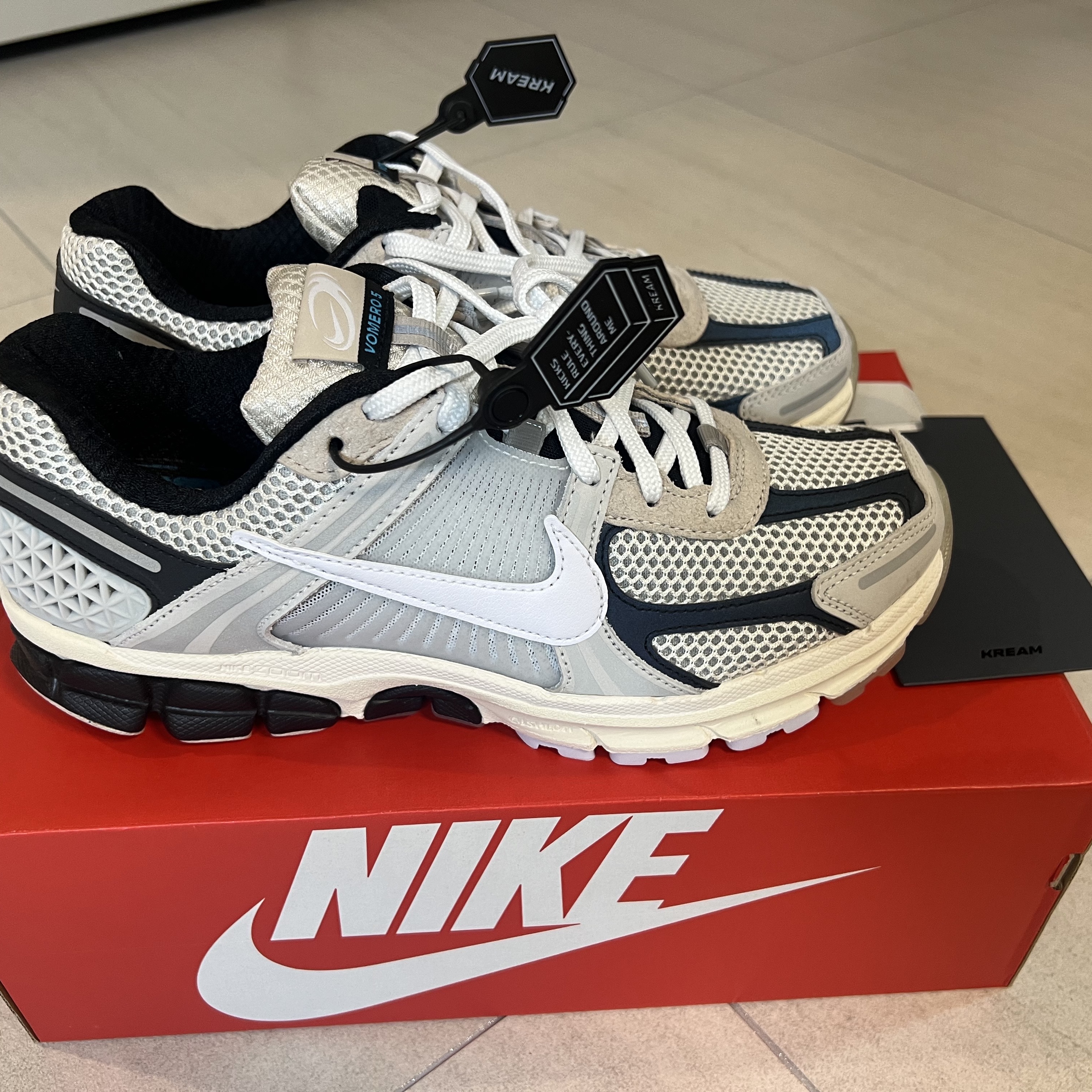 Nike Zoom Vomero 5 Light Bone and Black 착용 스타일