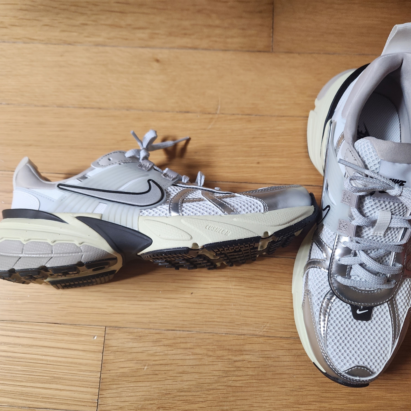 Nike V2K Run Summit White Metallic Silver 착용 스타일