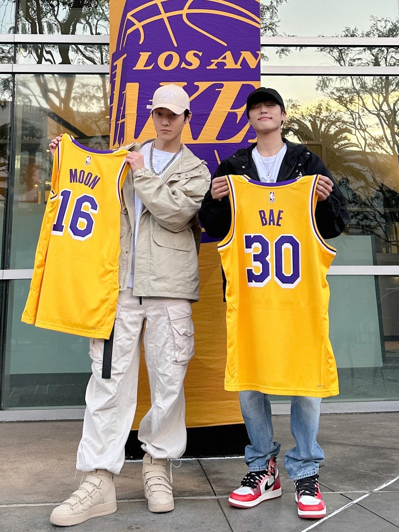 Nike LeBron James LA Lakers Icon Edition Jersey Amarillo, Nike x Drake Nocta Air Force 1 Low SP Certified Lover Boy White 착용 스타일 - 4