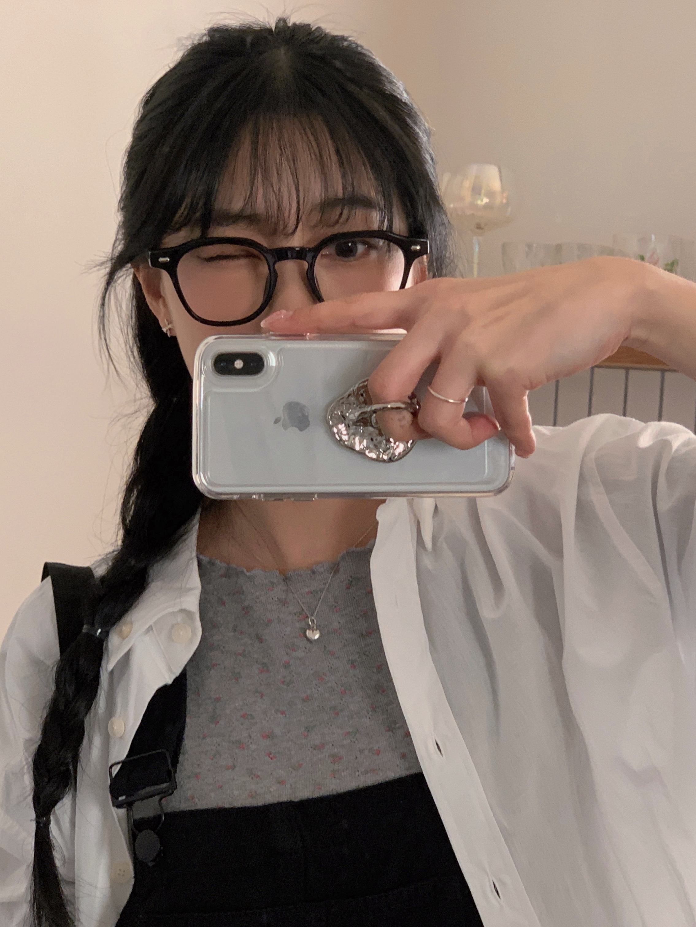 Jansport Half Pint Mini Backpack Black, Monamhee Beulpingi Keyring with White Pants Black 착용 스타일 - 4