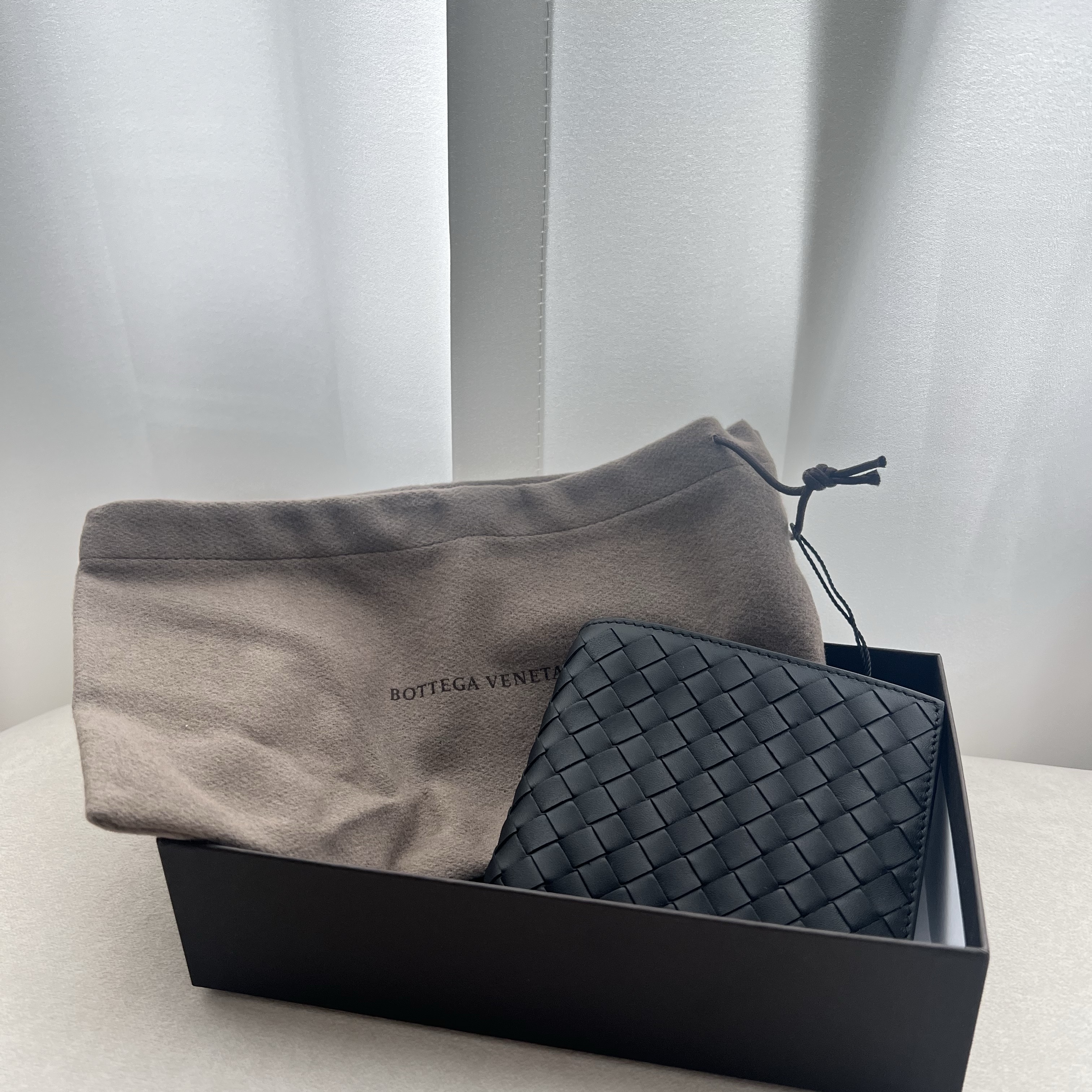 Bottega Veneta Bi-Fold Wallet Black 착용 스타일
