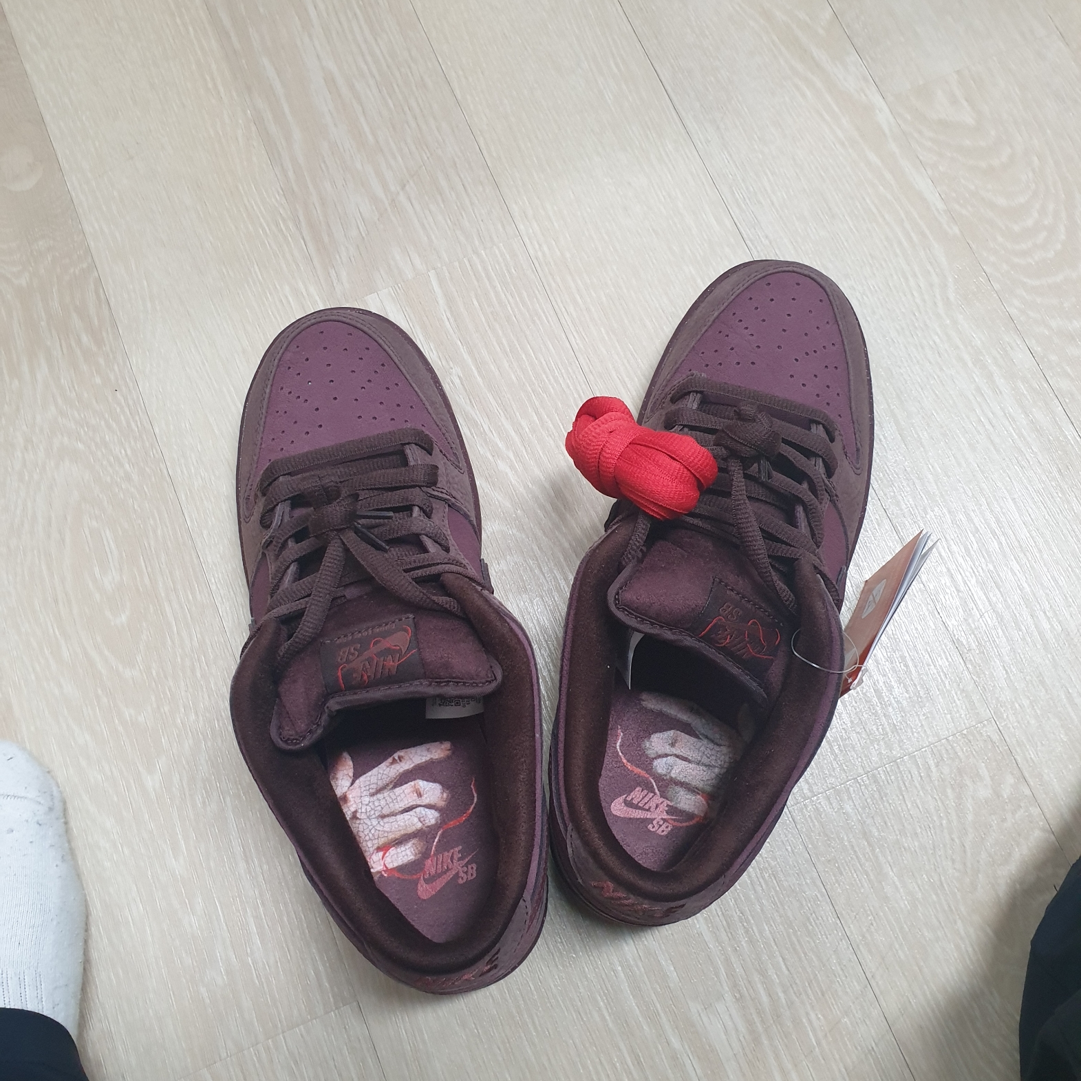 Nike SB Dunk Low PRM Burgundy Crush 착용 스타일 - 3