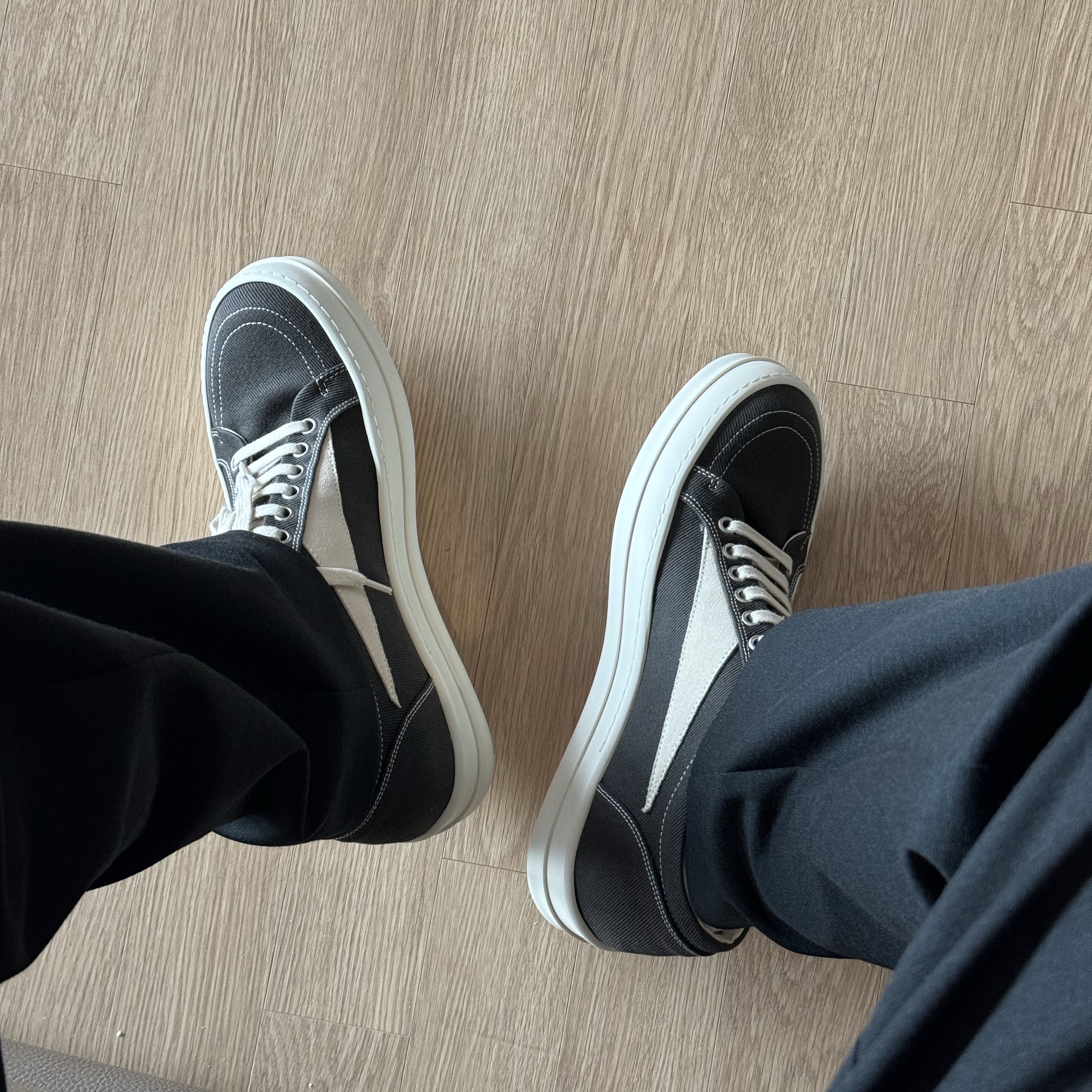 Rick Owens Drkshdw Suede Vintage Sneakers Dark Dust Pearl Milk White 착용 스타일