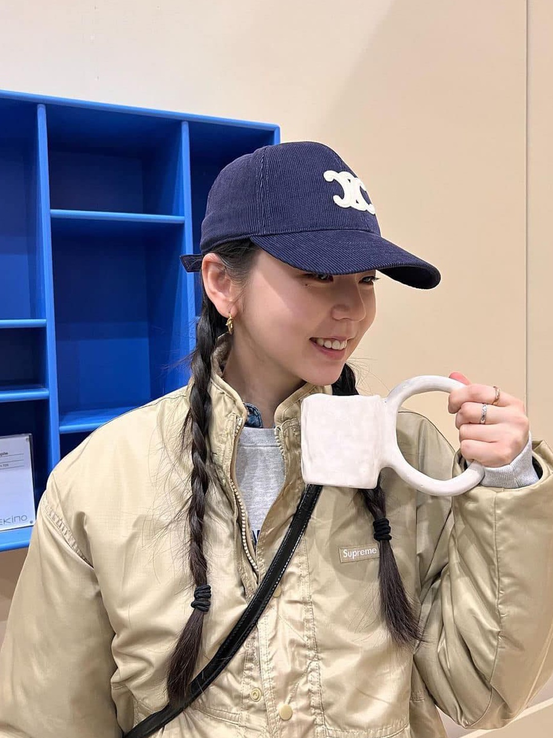 (W) Celine Triomphe Baseball Cap in Cotton Navy, (W) Celine Triomphe Baseball Cap in Cotton Black 착용 스타일 - 2