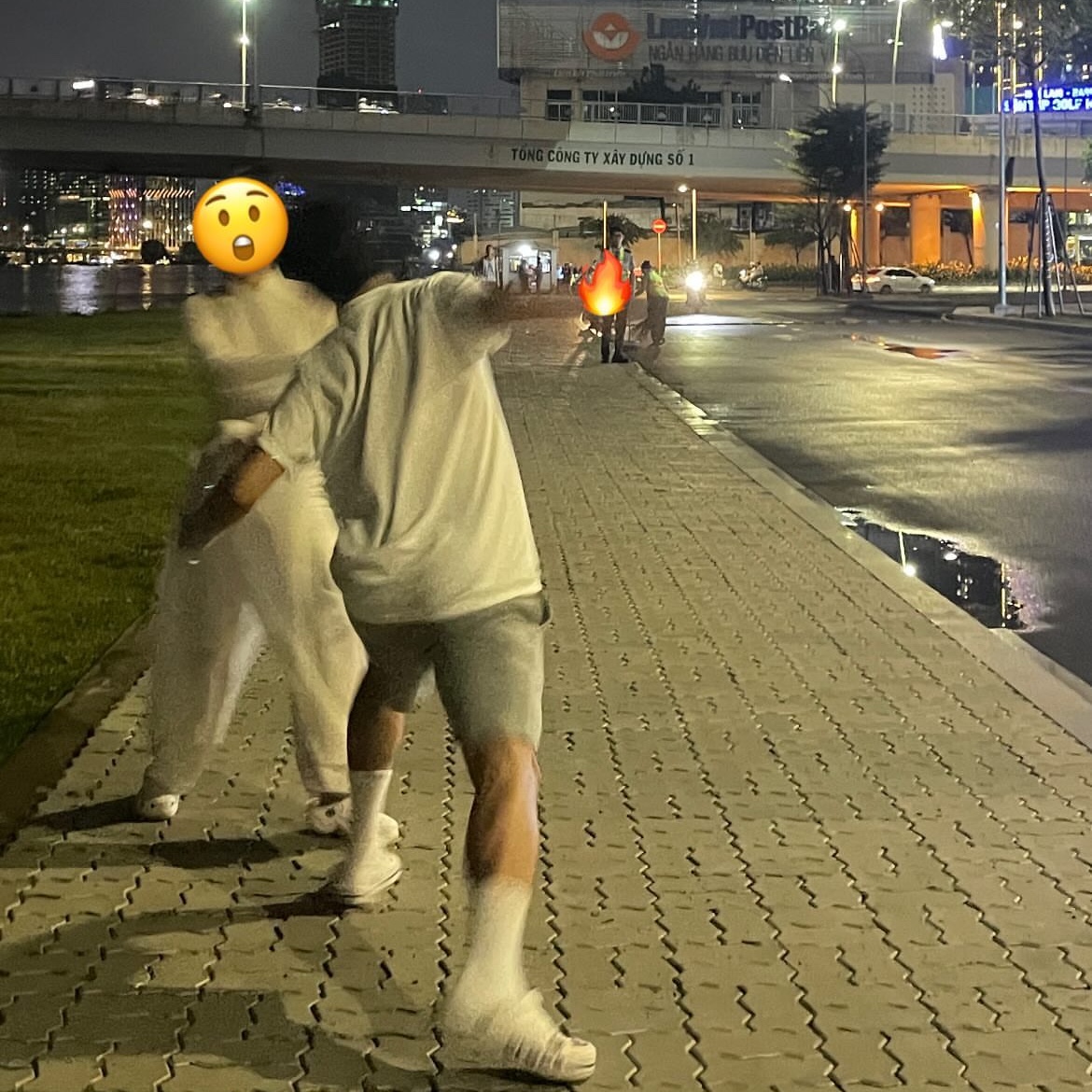 Supreme Banner T-Shirt White - 23FW, Crocs Bayaband Clog White Navy 착용 스타일 - 1