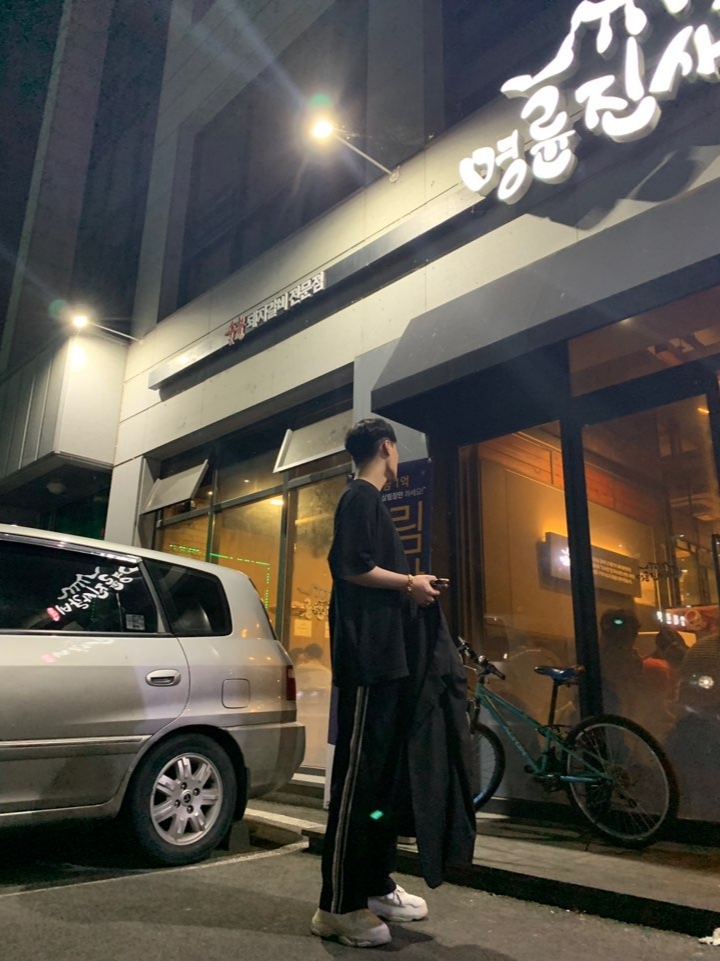 발렌시아가 트리플 S 스니커즈 클리어 솔 화이트 착용 스타일