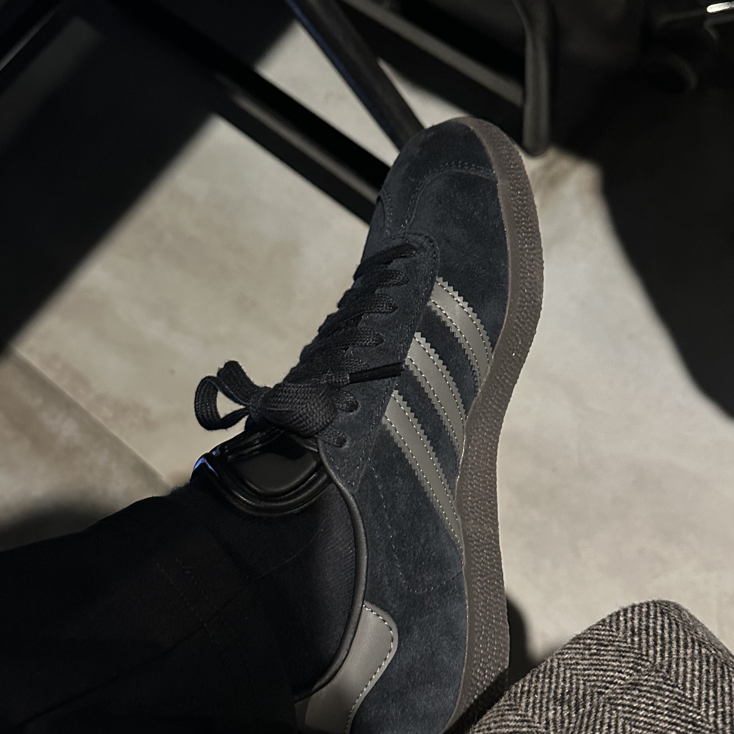 Adidas Gazelle Core Black Gold Metallic Gum 착용 스타일 - 2