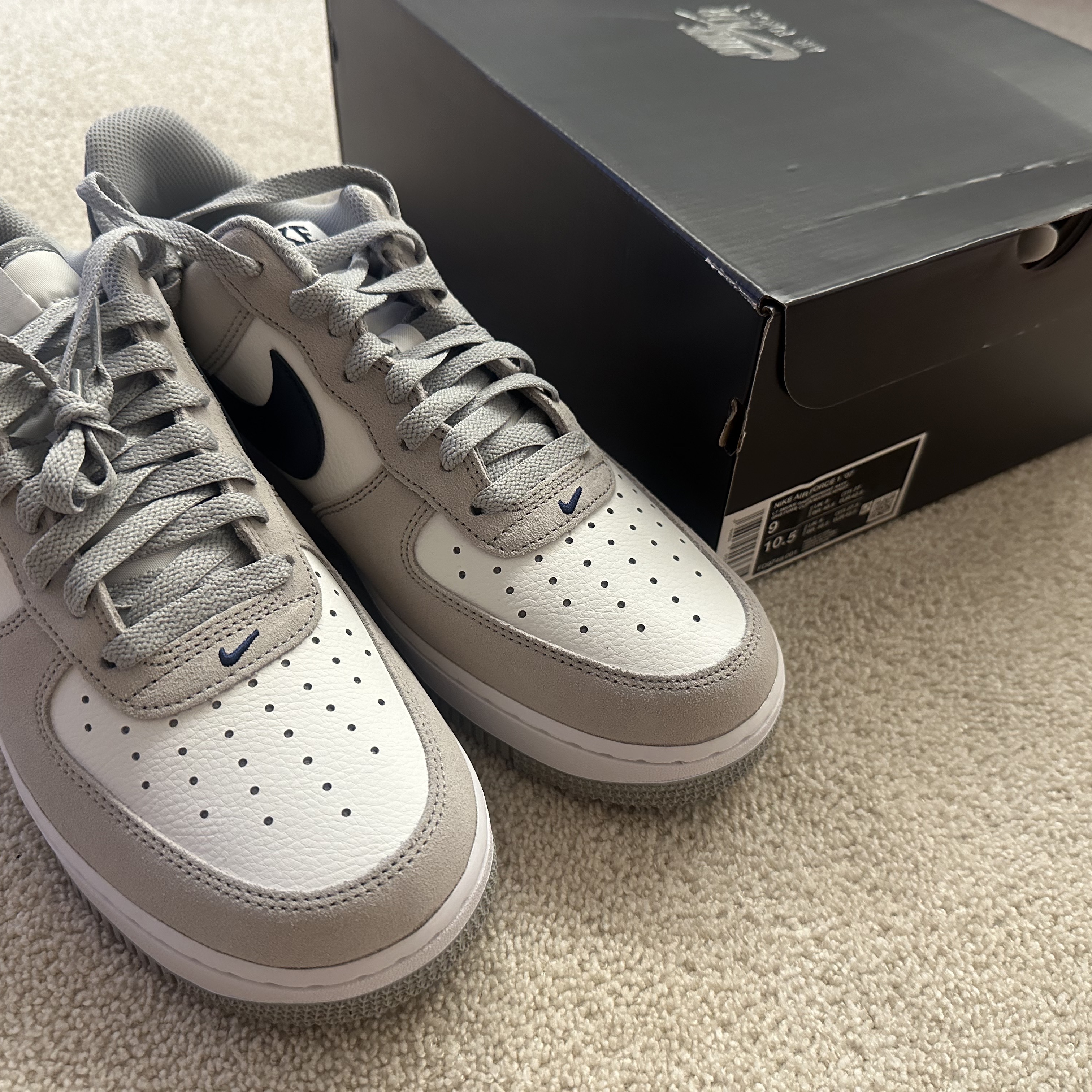 Nike Air Force 1 '07 Light Smoke Grey Midnight Navy 착용 스타일