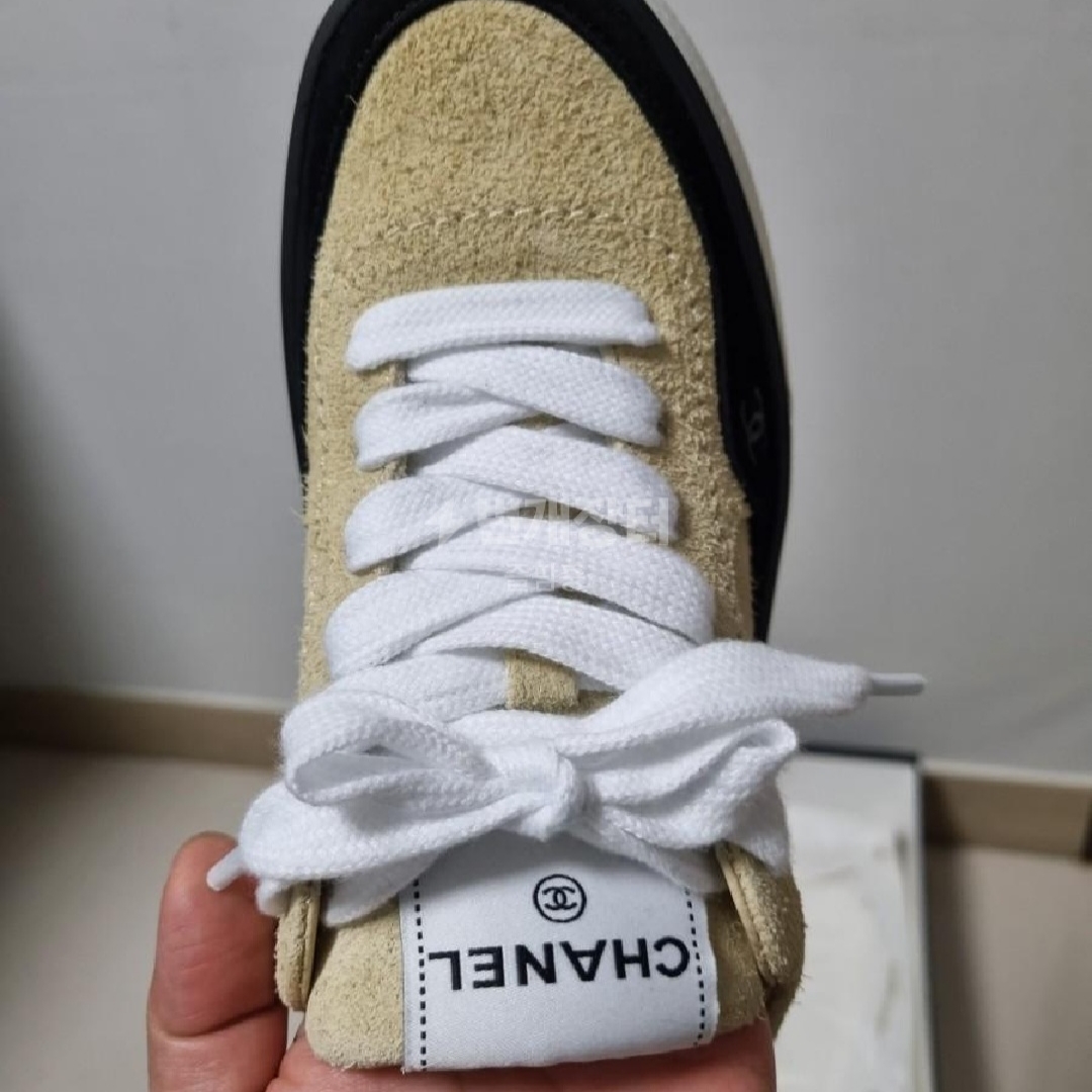 (W) Chanel Sneakers Velvet Suede Calfskin & Ivory Black 착용 스타일
